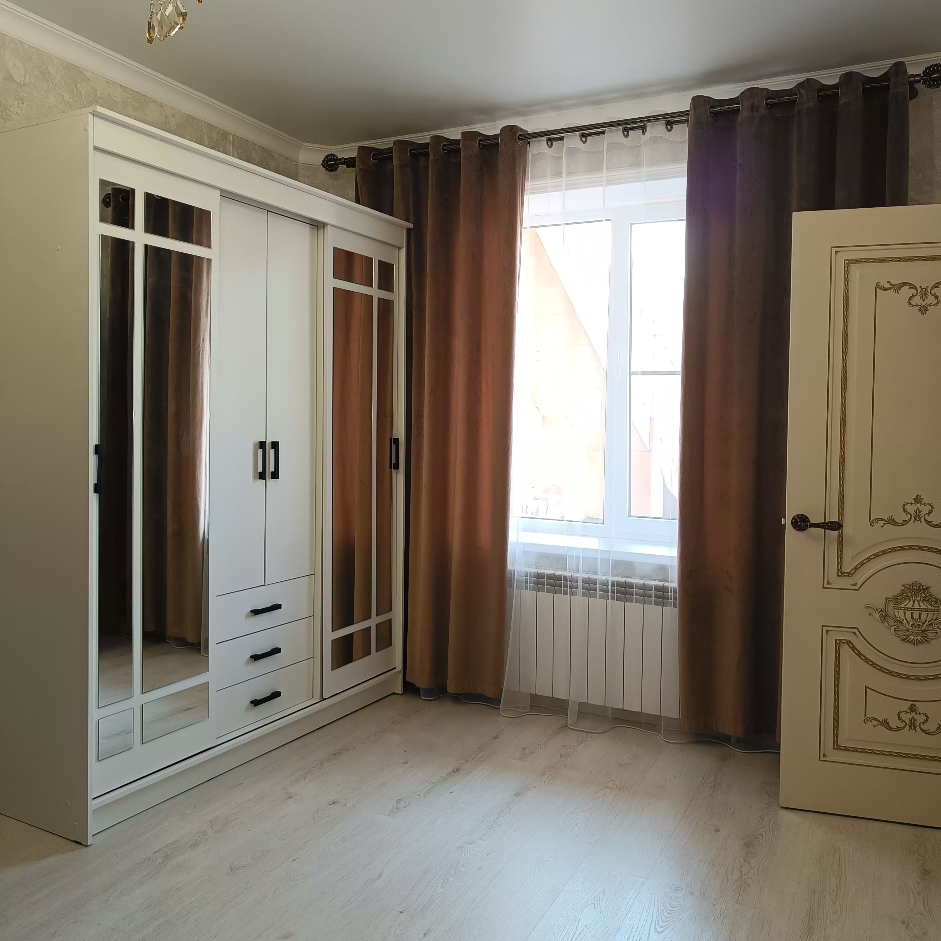 Комната в двухкомнатном номере с двуспальной кроватью и общим санузлом