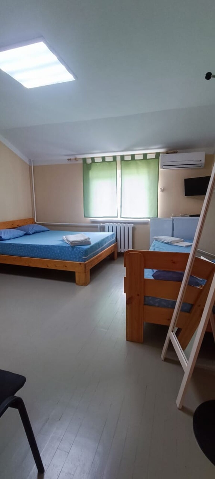 Трехместный номер эконом-класса с общими удобствами на этаже