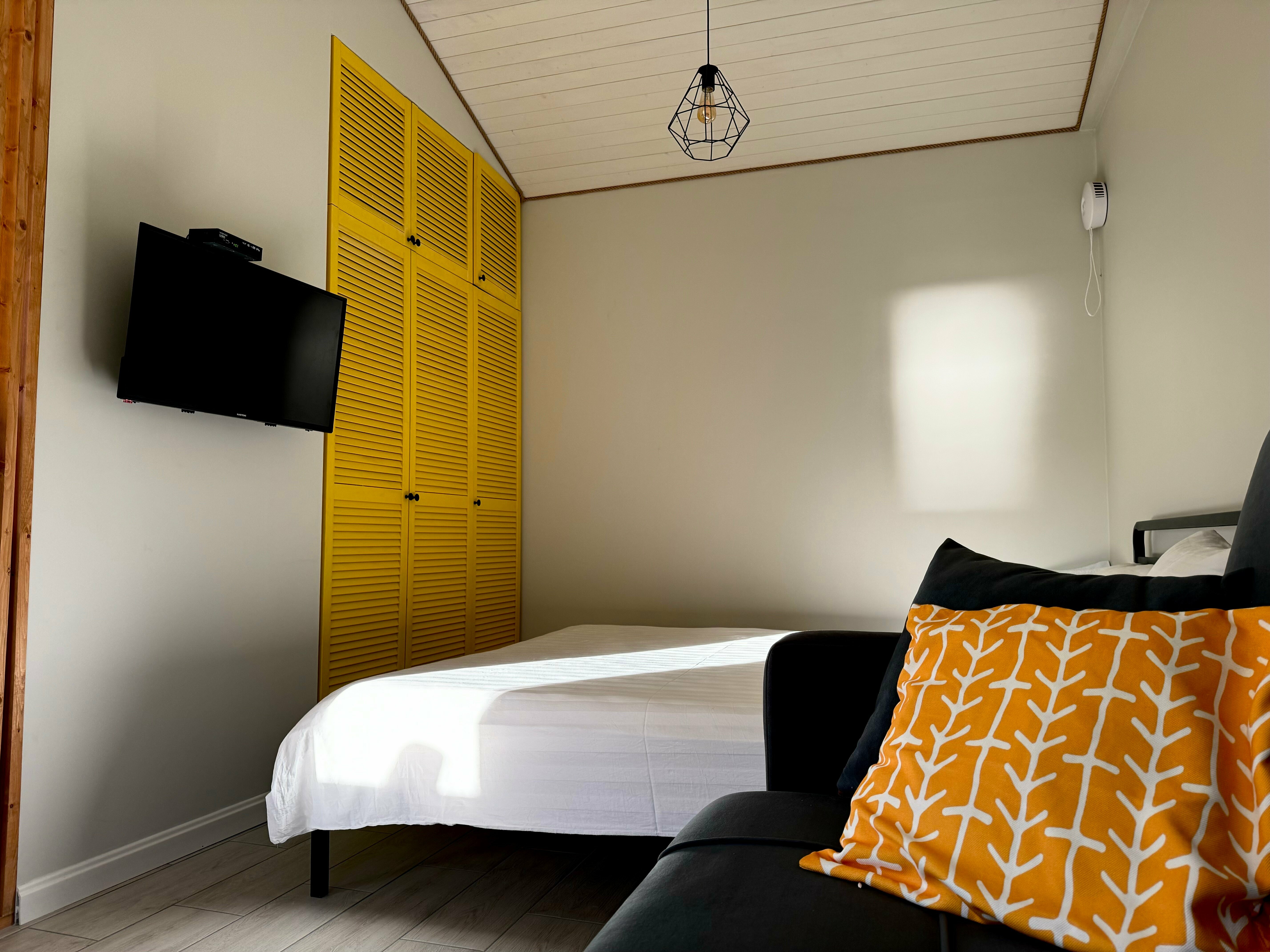 Бунгало желтый