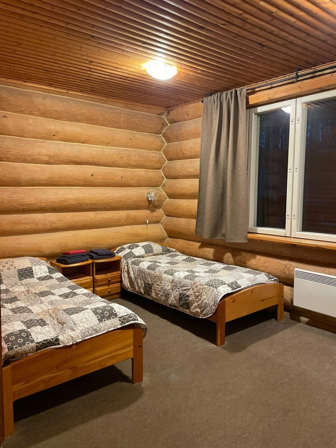 Двухместный номер с двумя односпальными кроватями туалетом в комнате  и общим холом