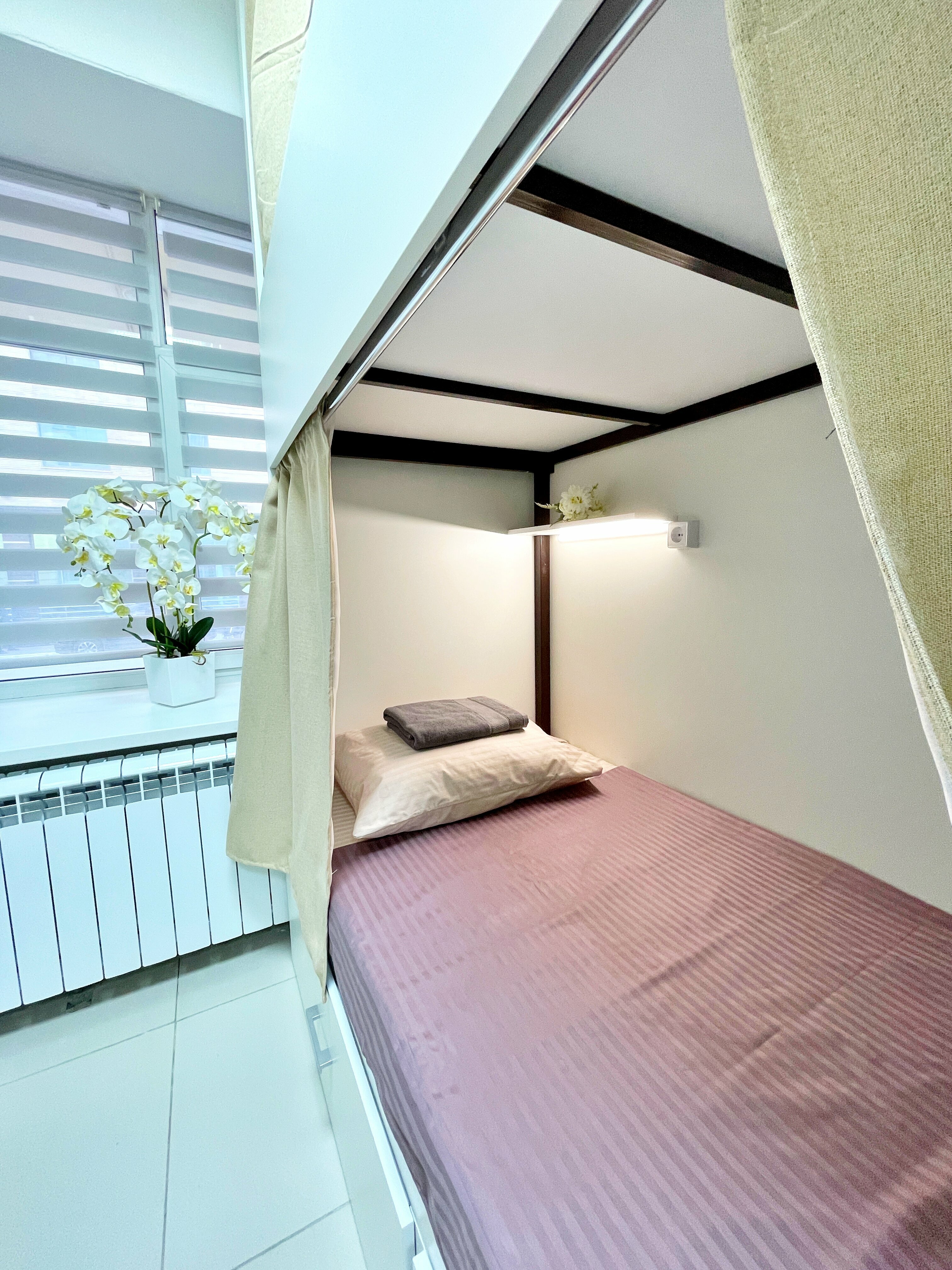 Спальное место на двухъярусной кровати в общем номере для женщин