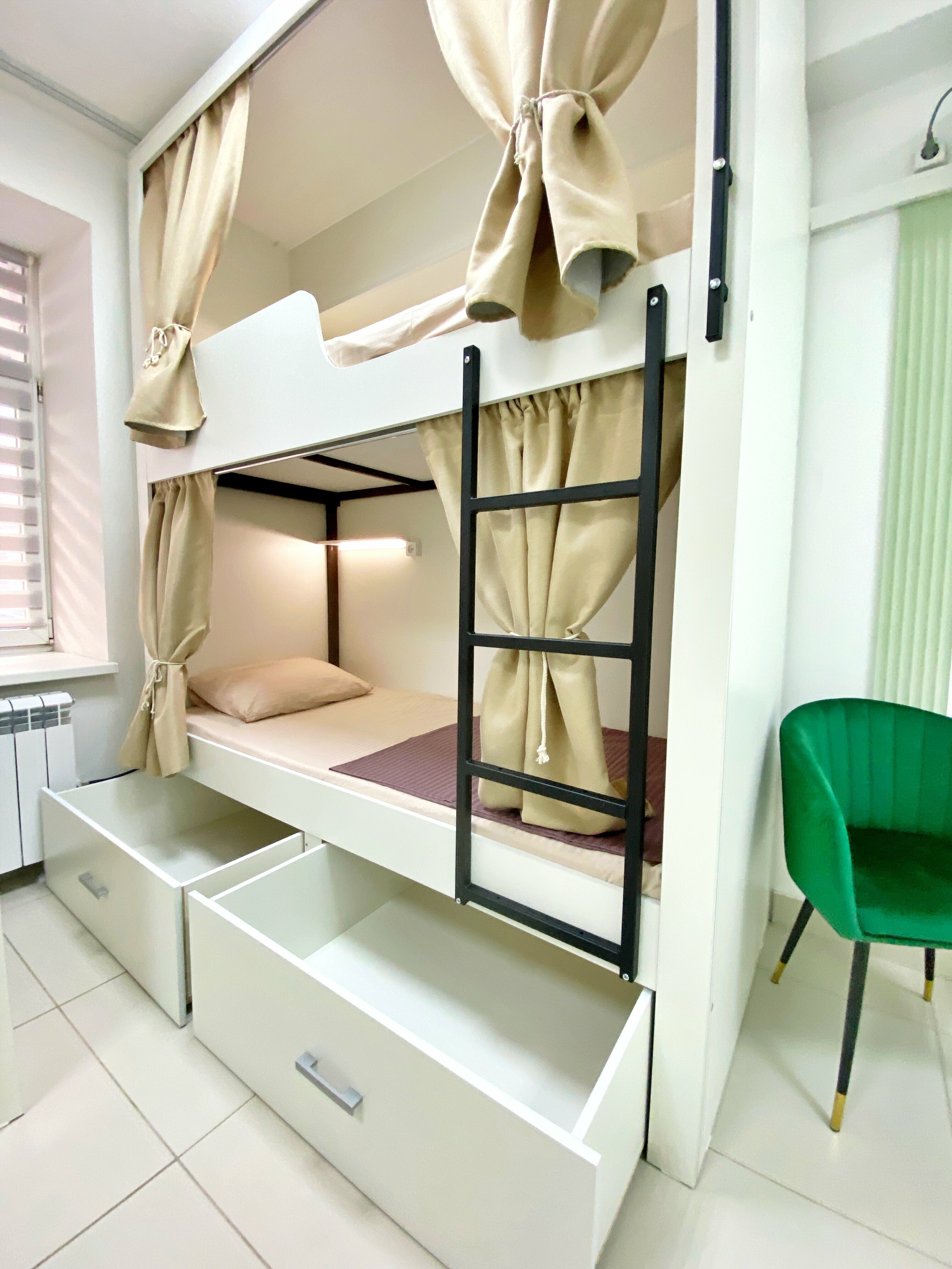 Спальное место на двухъярусной кровати в общем номере для женщин