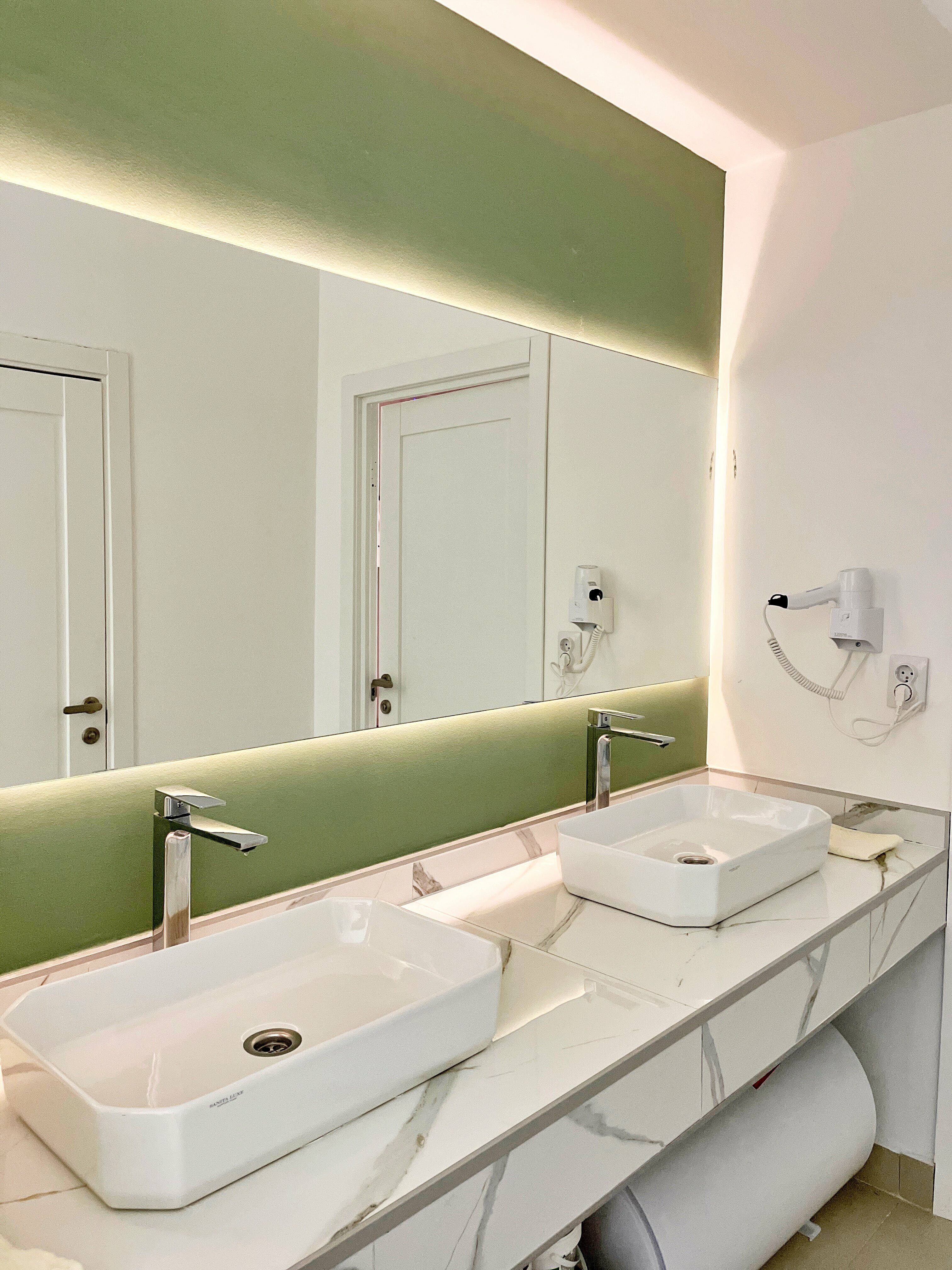 Спальное место на двухъярусной кровати в общем номере для женщин