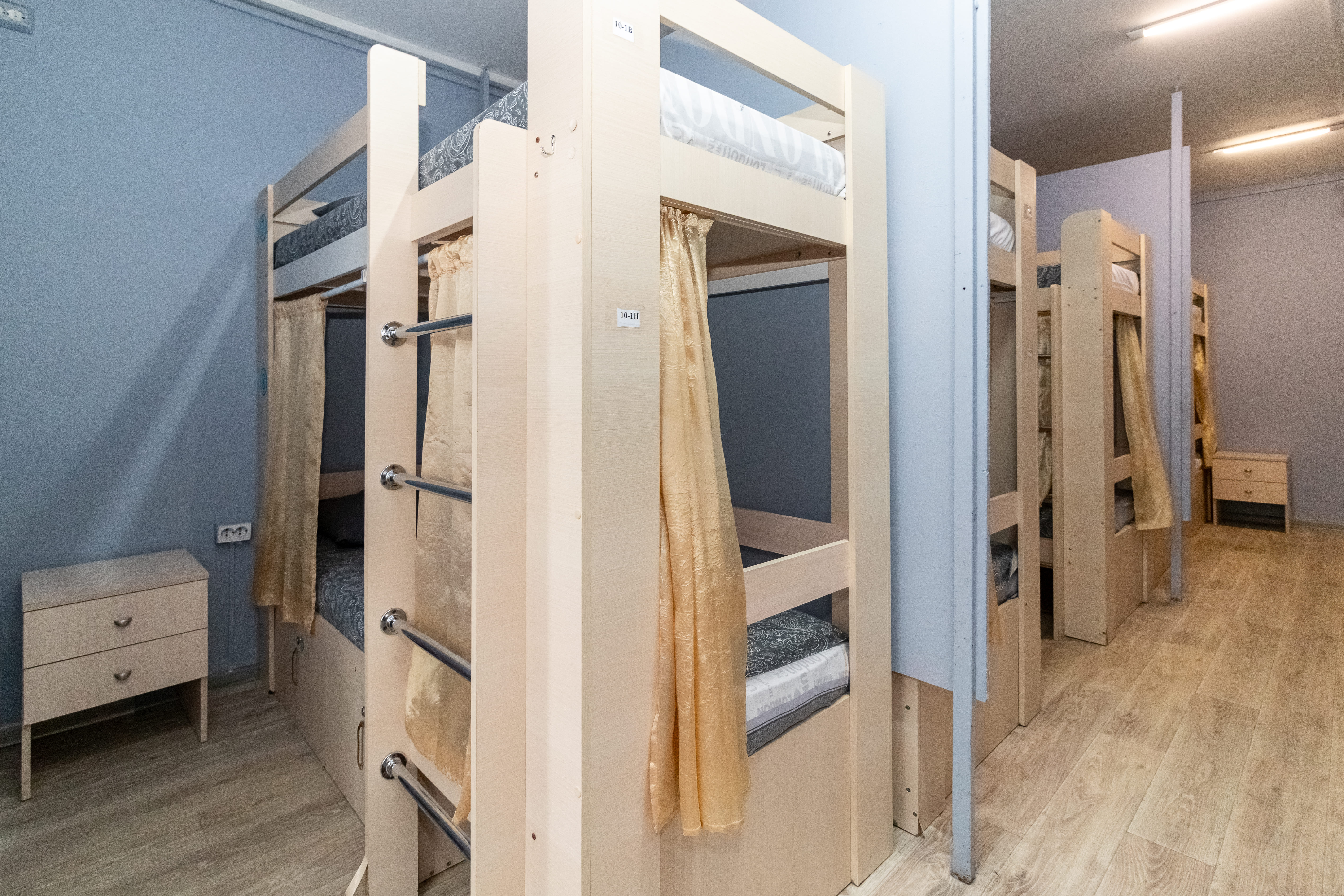 Спальное место на двухъярусной кровати в общем номере для мужчин и женщин