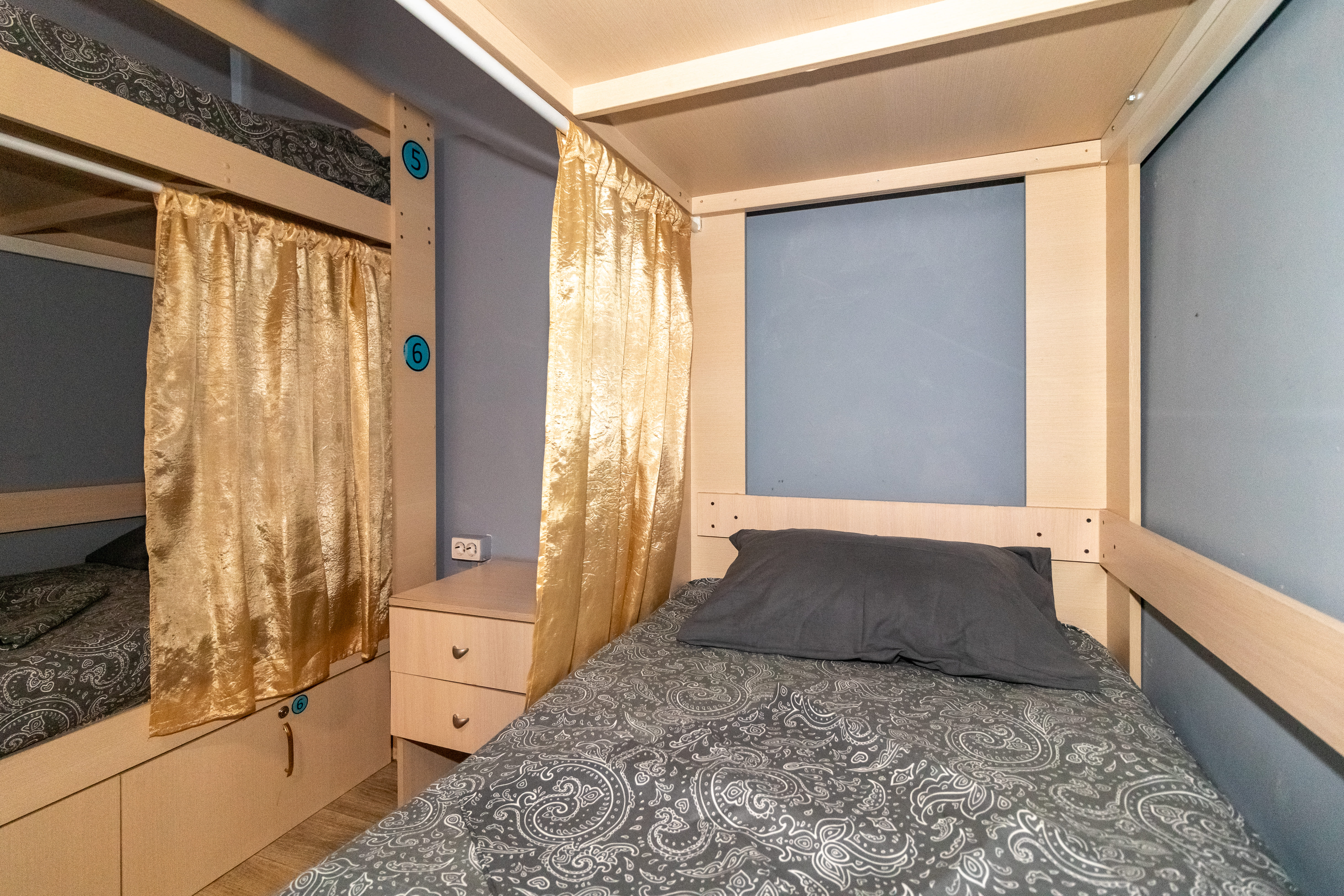 Спальное место на двухъярусной кровати в общем номере для мужчин и женщин