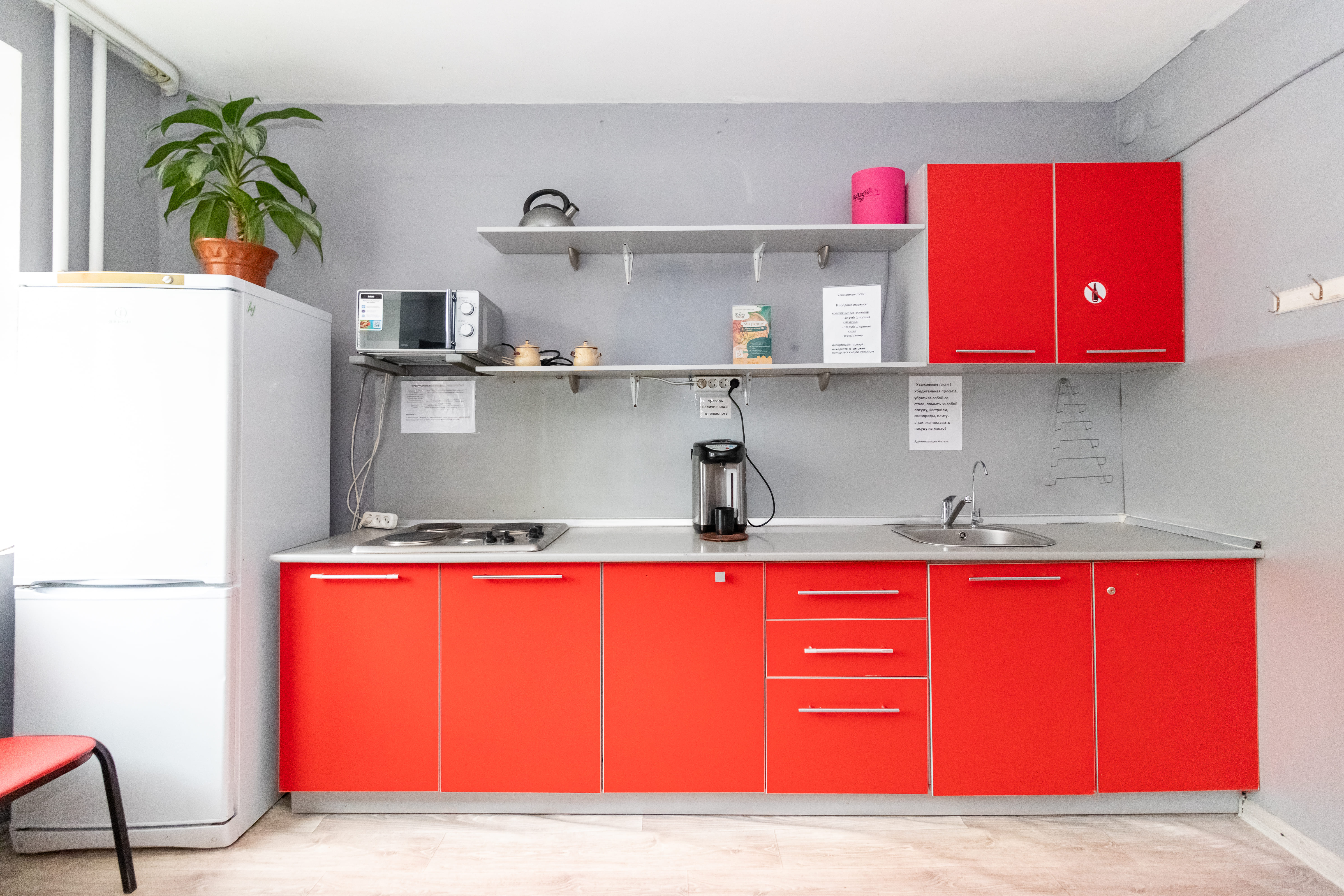 Спальное место на двухъярусной кровати в общем номере для мужчин и женщин