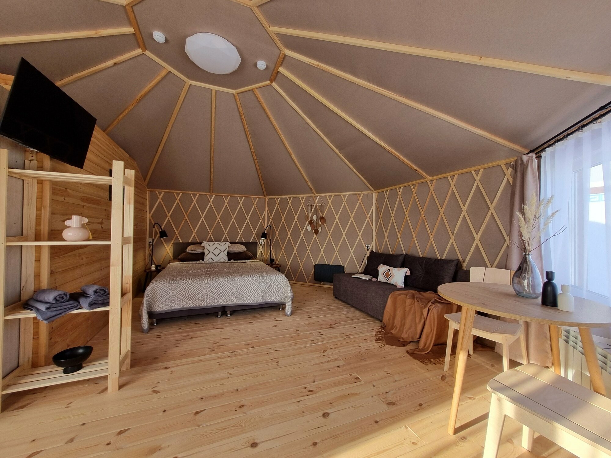 4х местная благоустроенная юрта с двуспальной кроватью и диваном