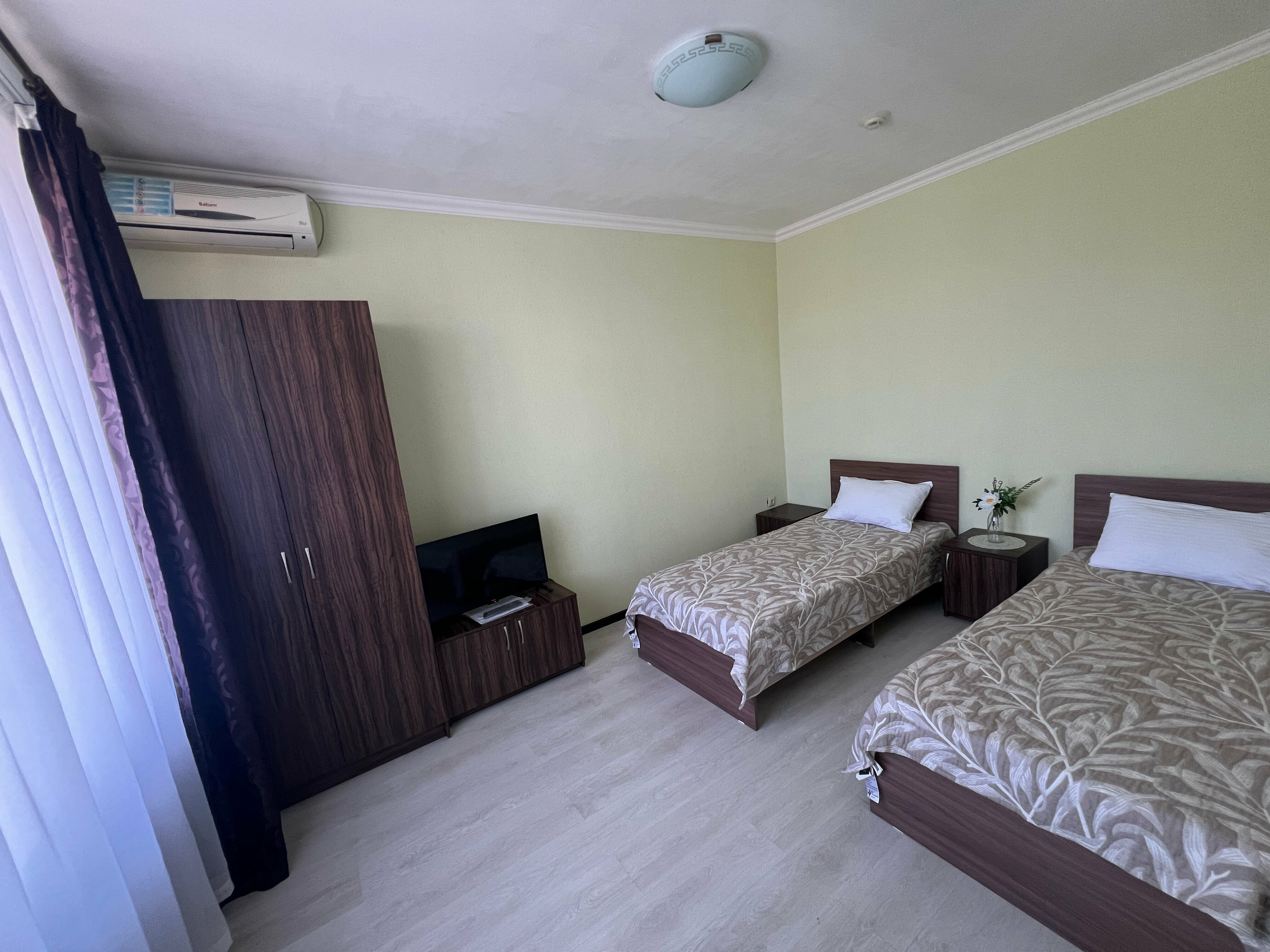 Двухместный номер с двуспальной кроватью и дополнительной кроватью