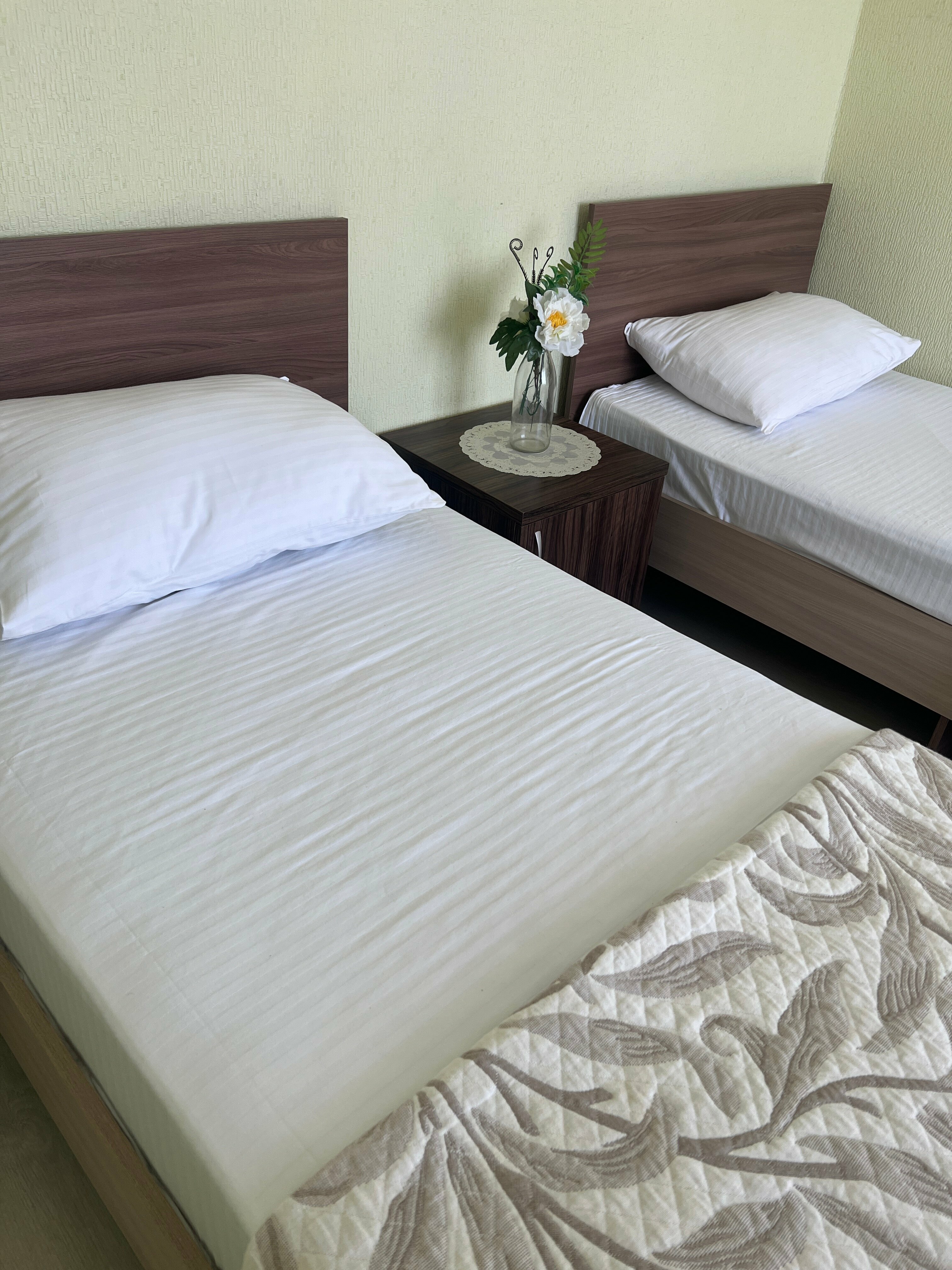 Двухместный номер с двуспальной кроватью и дополнительной кроватью