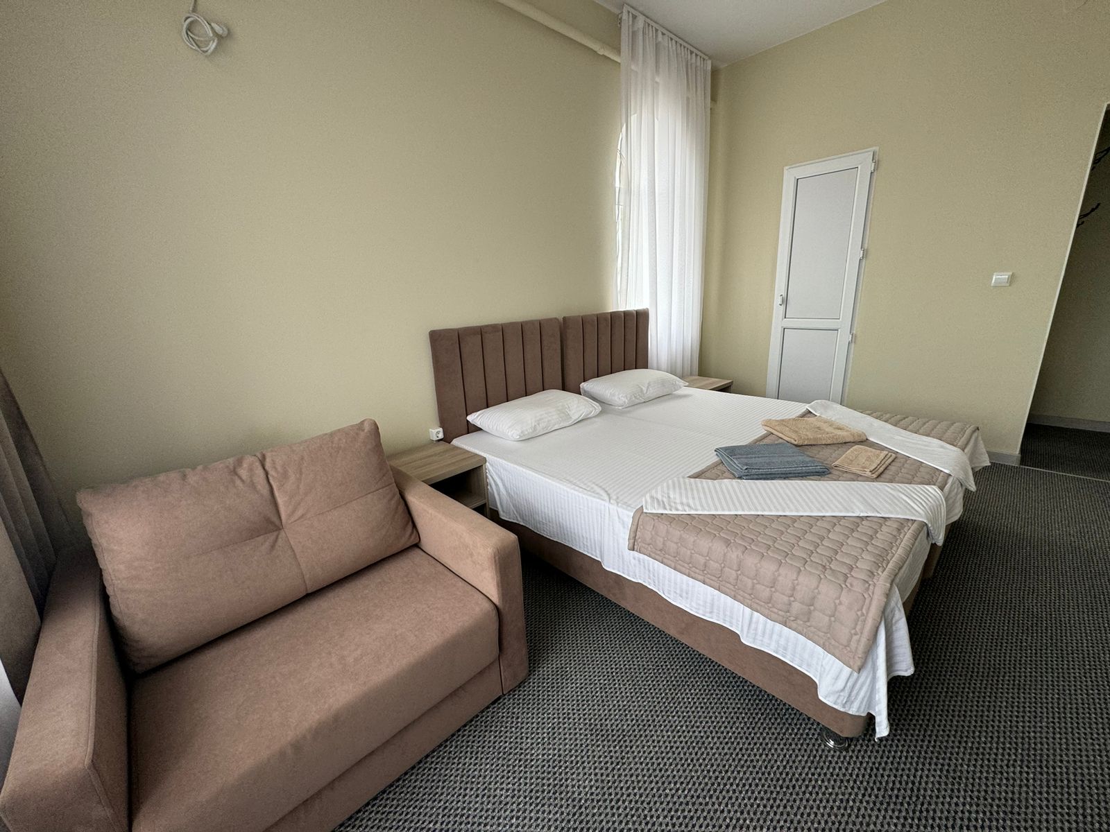 Трехместный номер с балконом