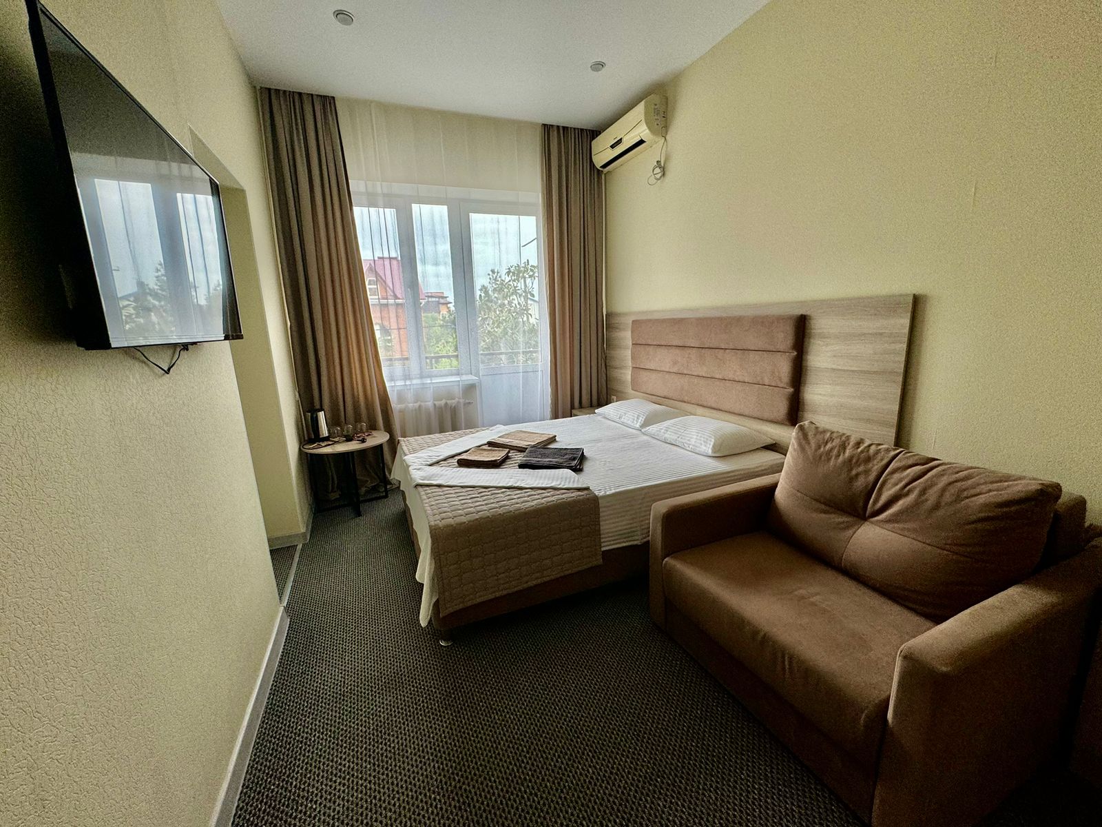 Трехместный номер с балконом