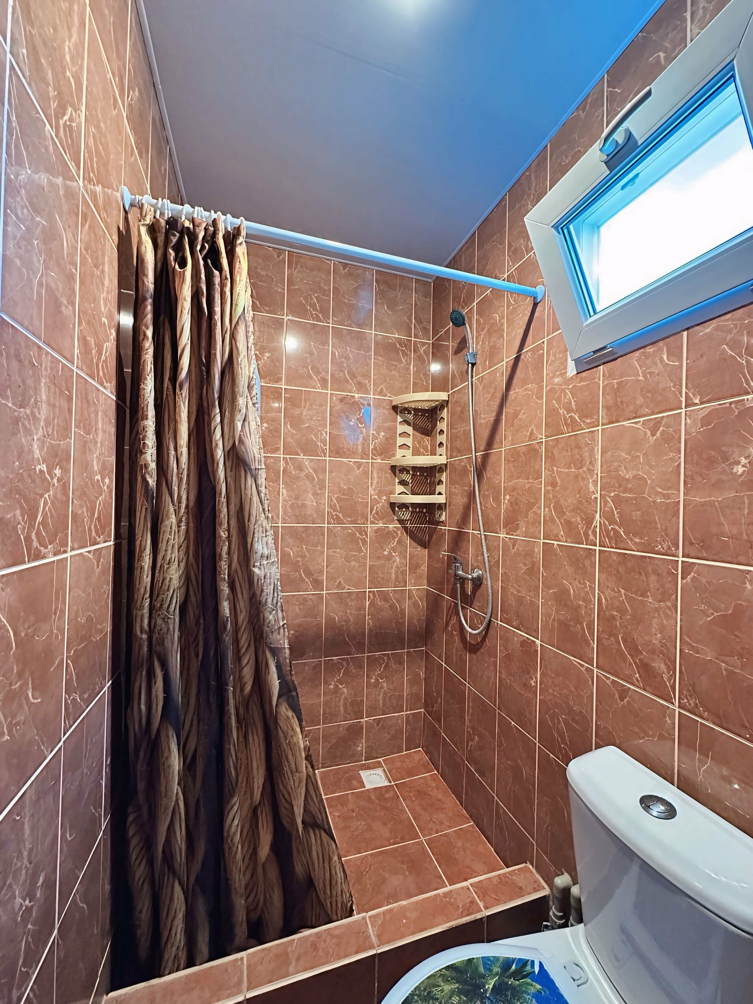 Двухместный номер с двуспальной кроватью и дополнительной кроватью