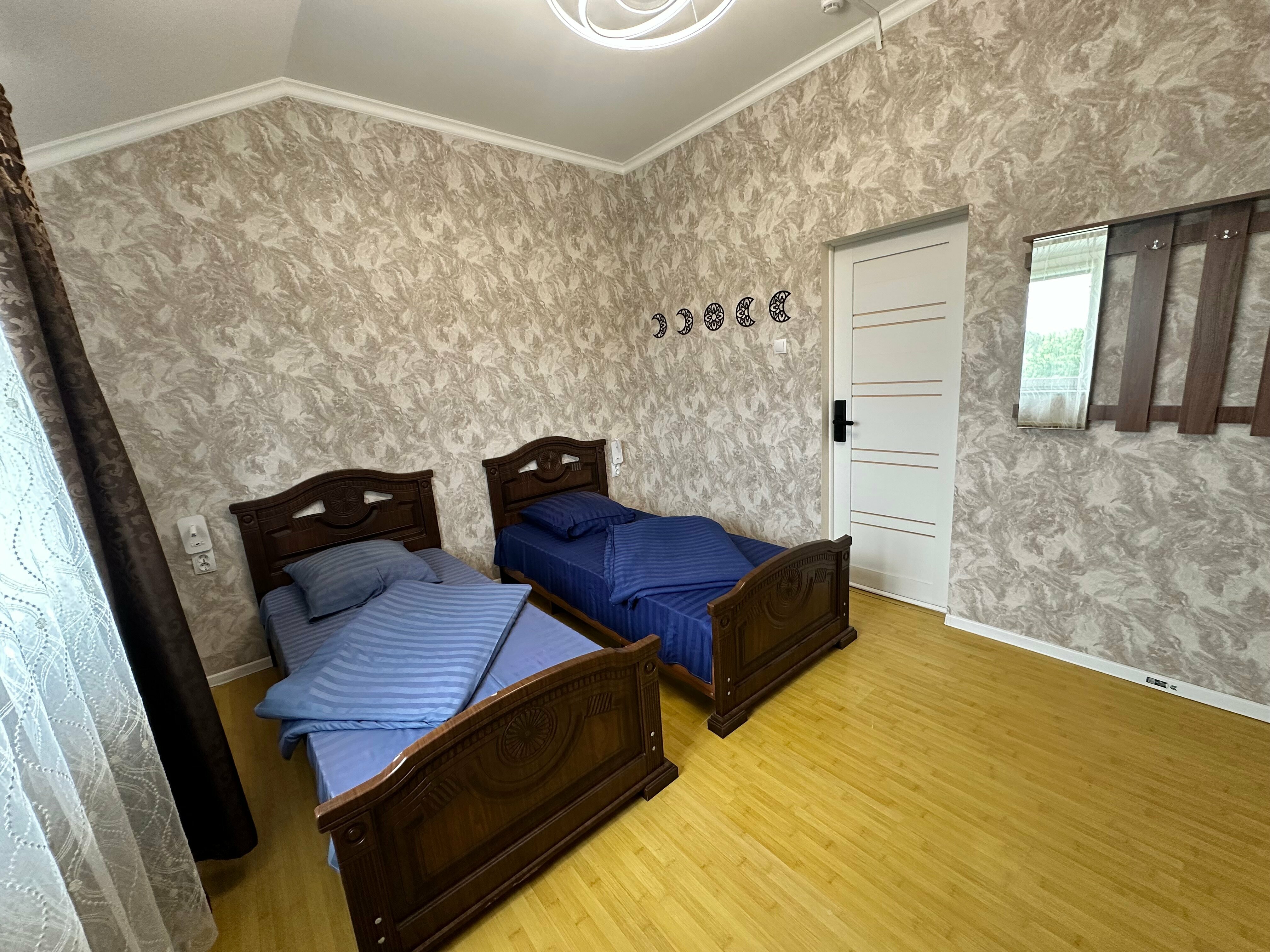 Небольшой двухместный номер с 2 отдельными кроватями