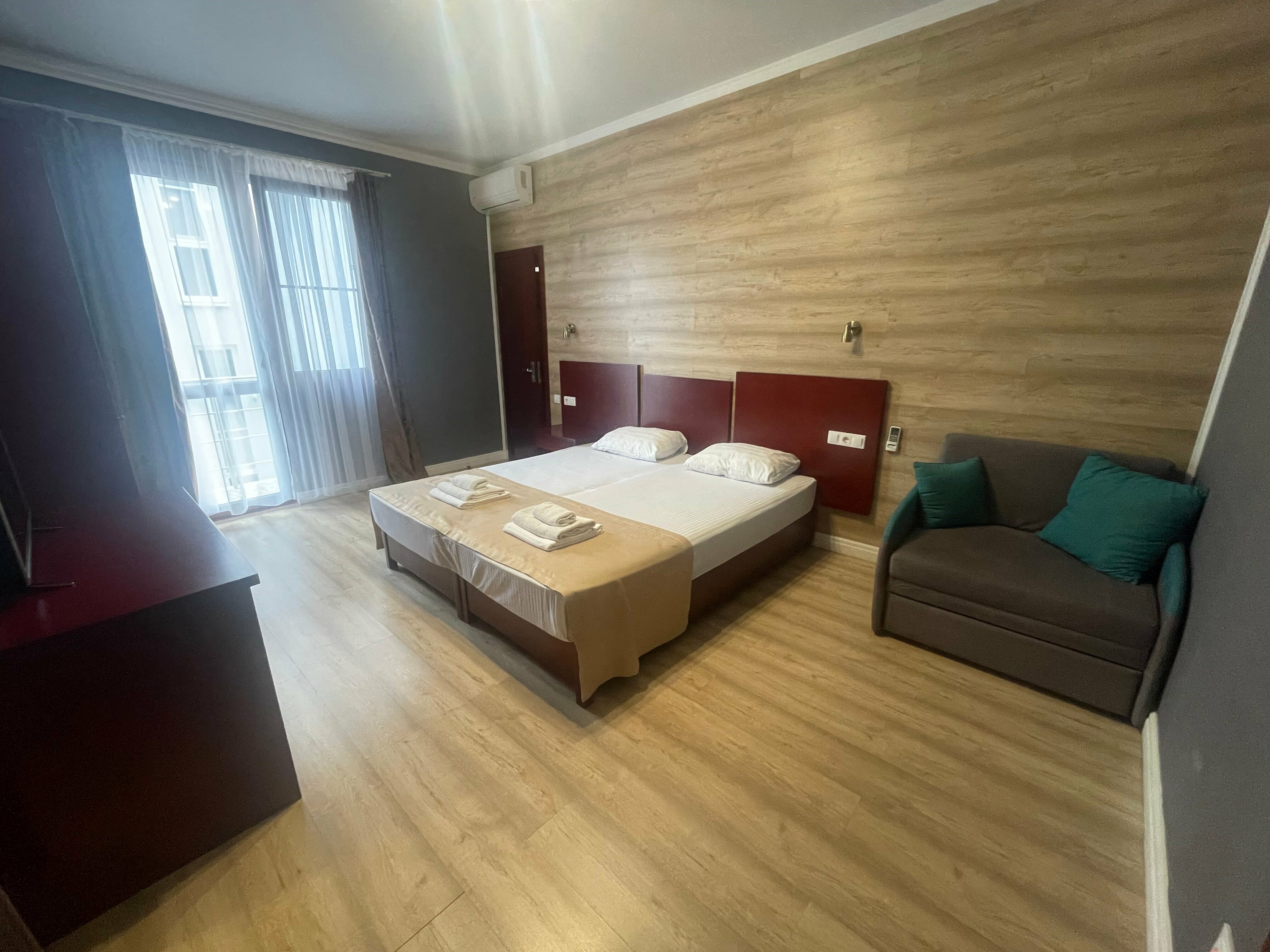 Трехместный номер с балконом