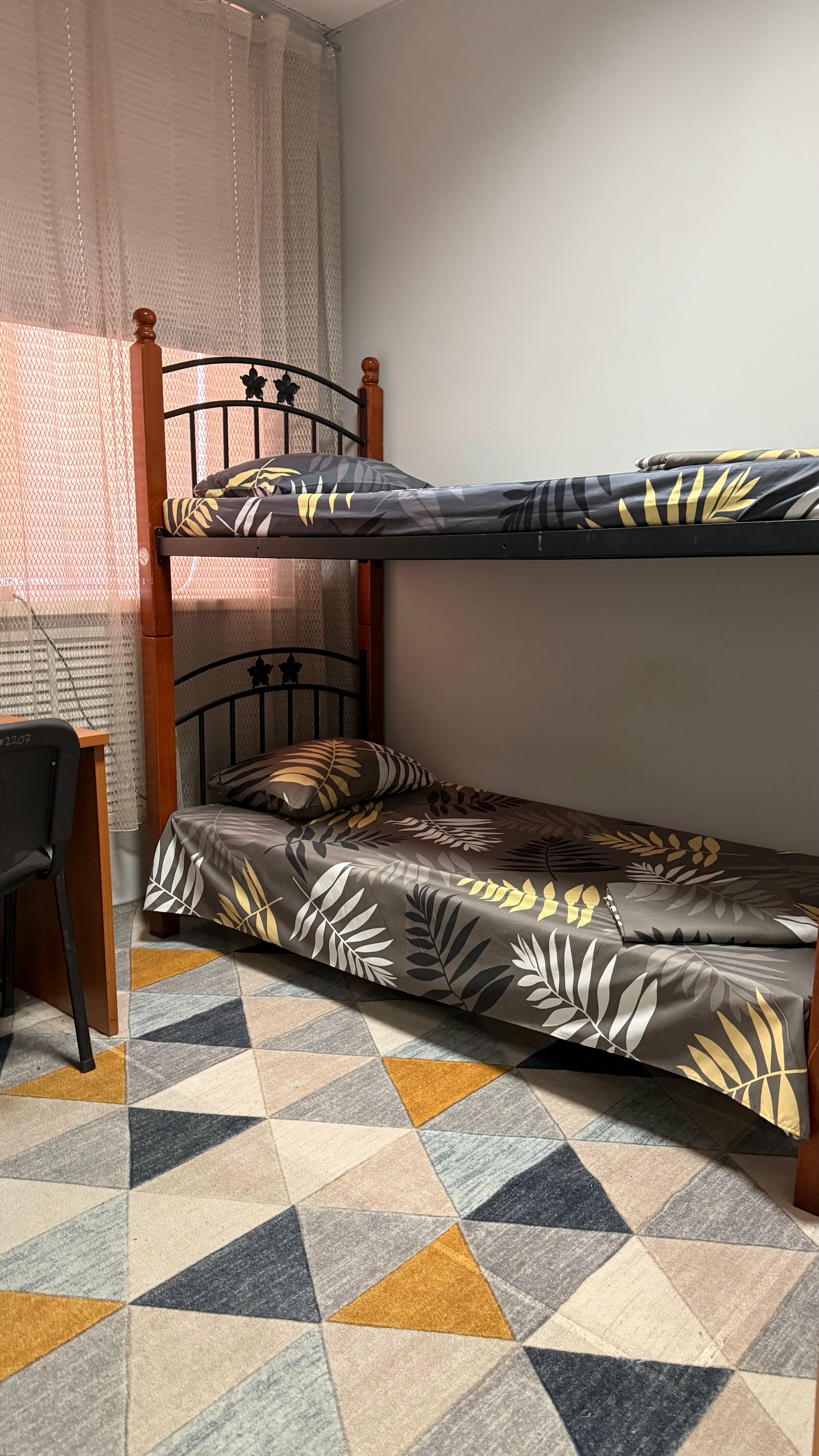 Спальное место на двухъярусной кровати в общем номере для мужчин и женщин