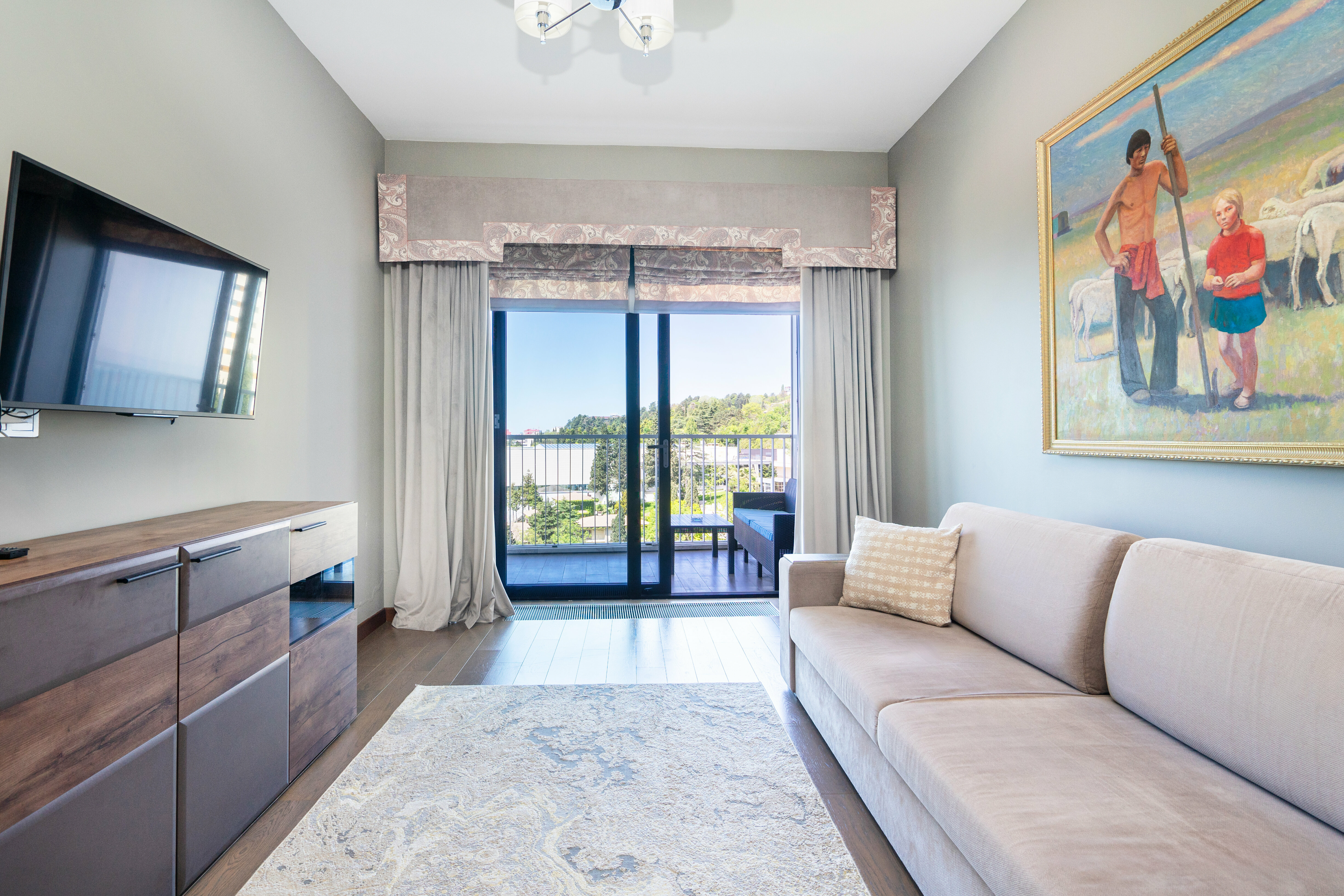 Семейный номер с боковым видом на море