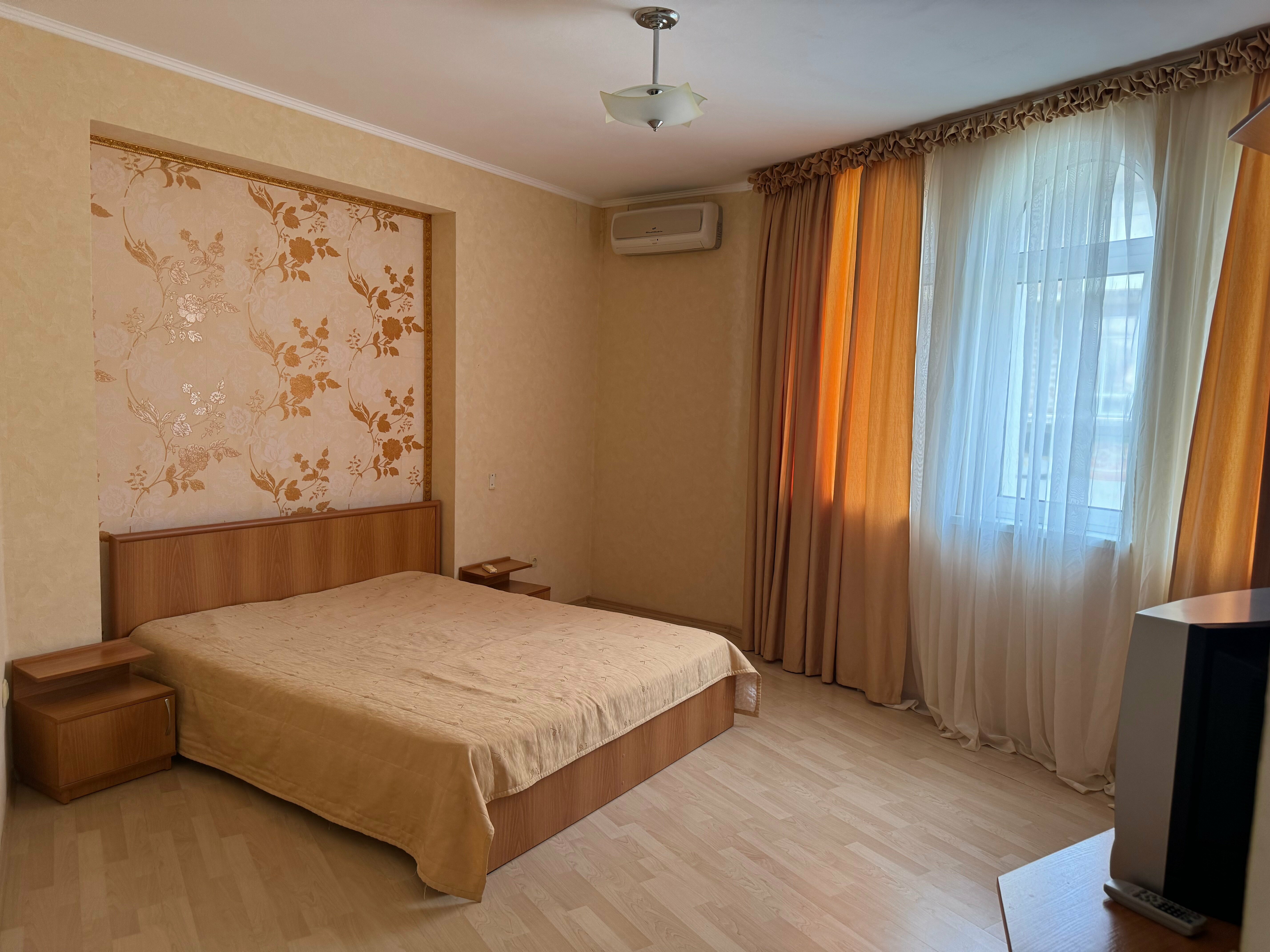 Трехкомнатный панорамный номер с террасой и видом на море (2 линия)