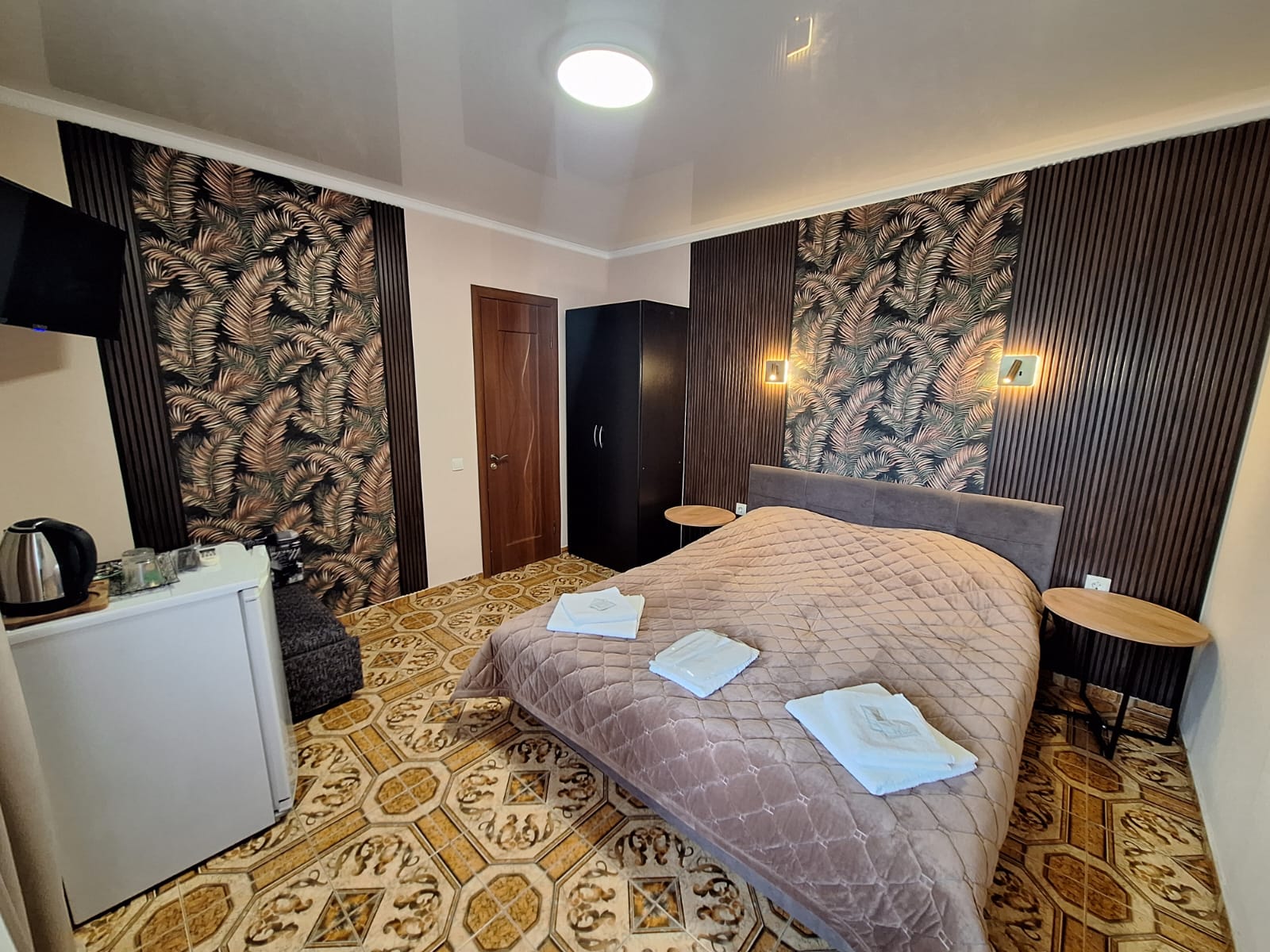 «ПАЛЬМА» ТРЕХМЕСТНЫЙ КОМФОРТНЫЙ  НОМЕР С ДВУМЕСТНОЙ КРОВАТЬЮ, ОДНОМЕСТНЫМ ДИВАНОМ