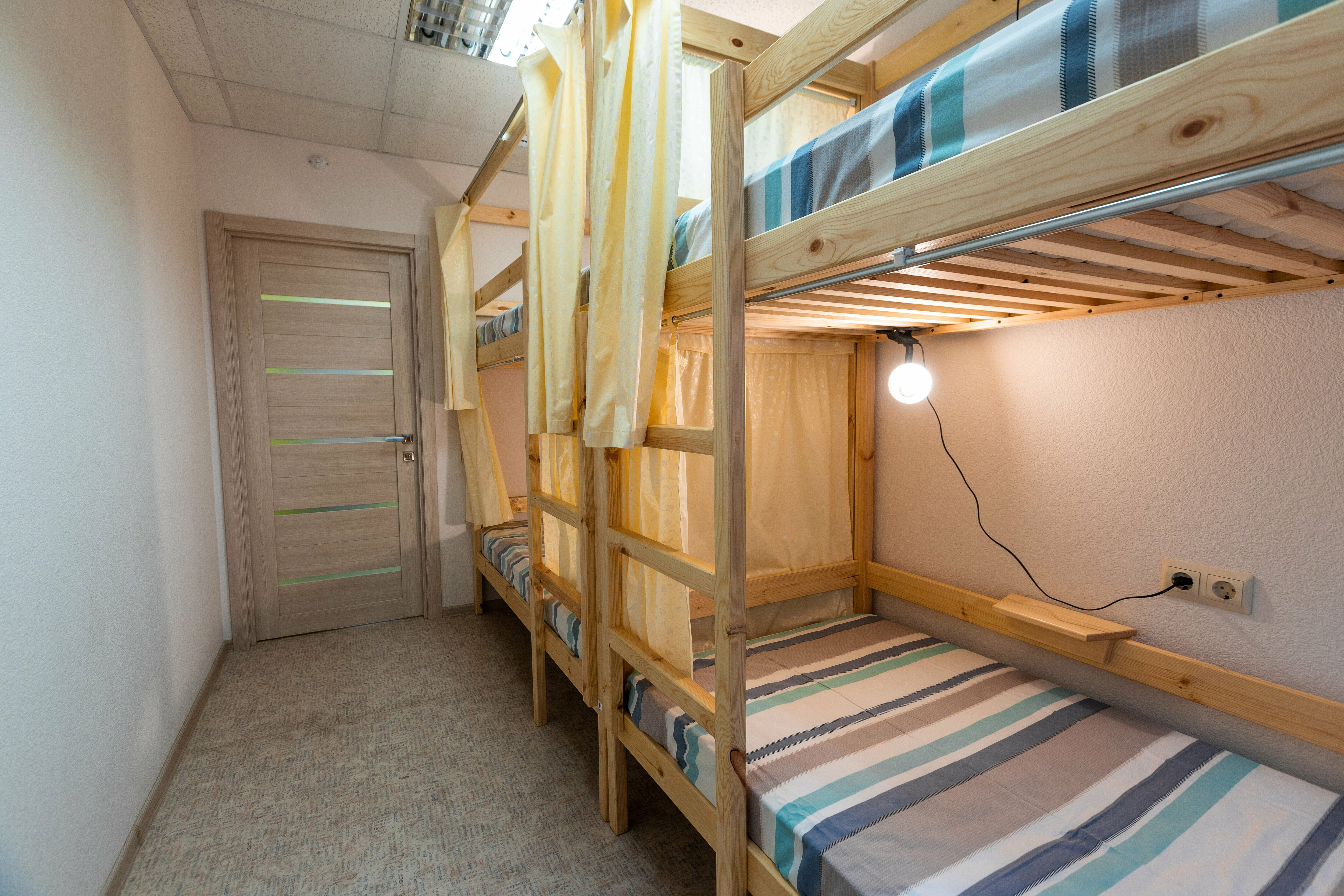 Спальное место на двухъярусной кровати в общем номере для женщин