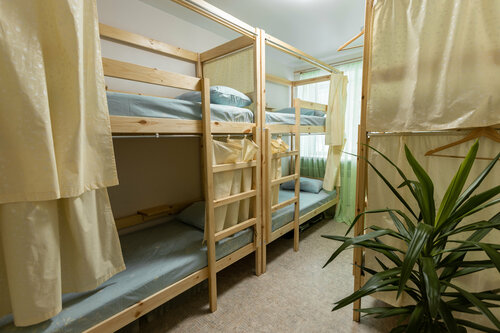 Спальное место на двухъярусной кровати в общем номере для мужчин и женщин