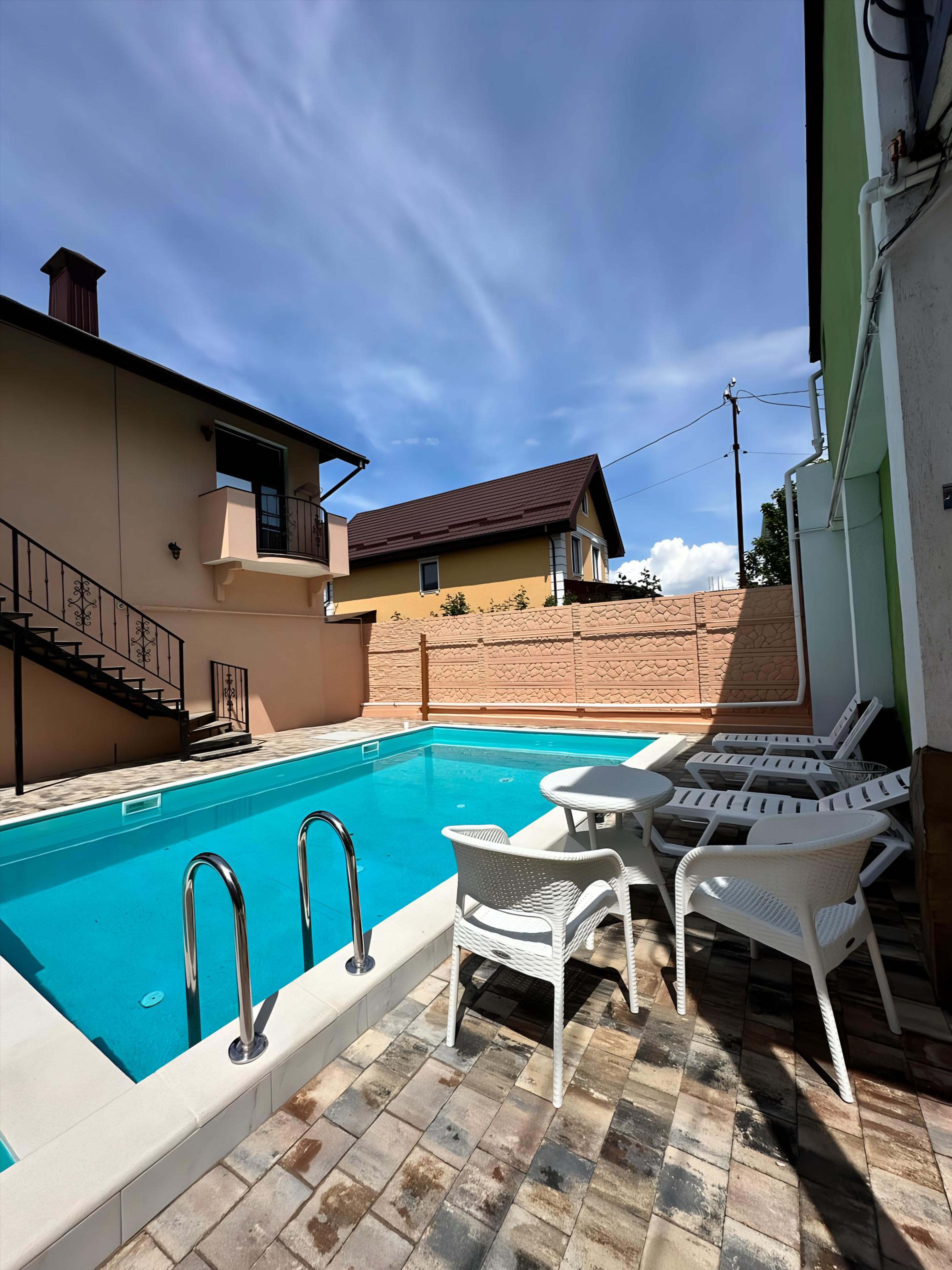 Двухместный номер с двуспальной кроватью и дополнительной кроватью