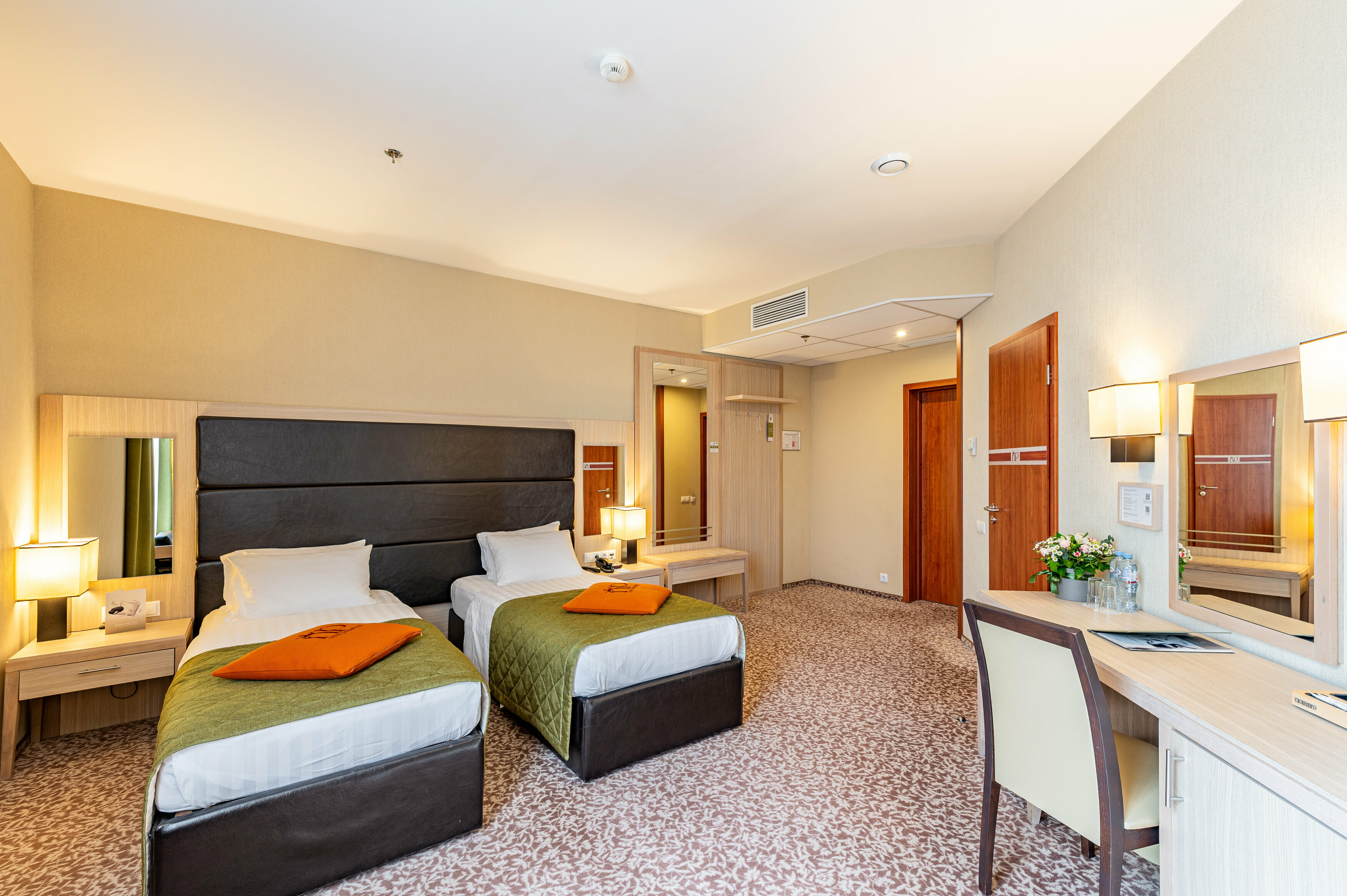 Улучшенный видовой с раздельными кроватями