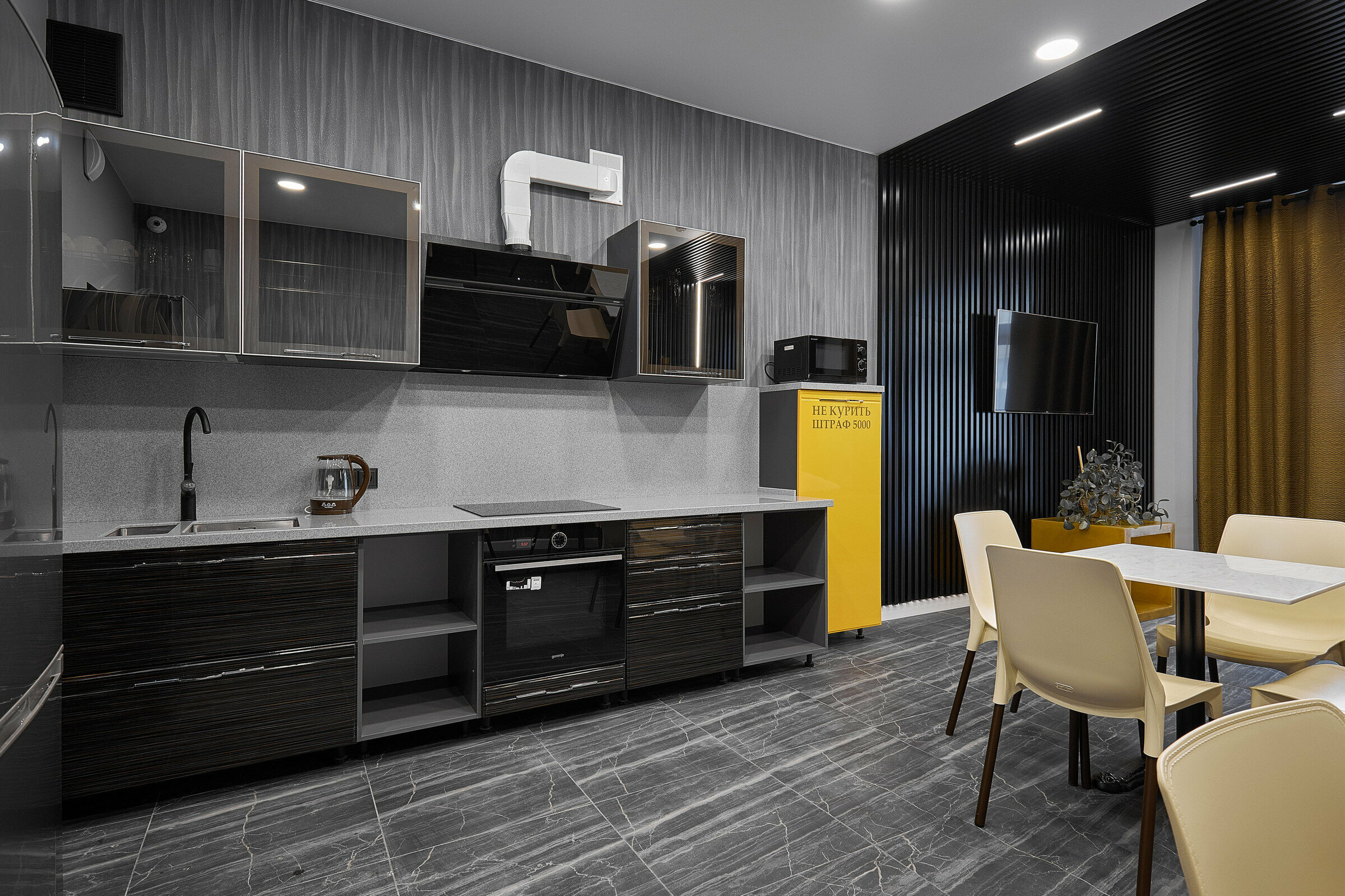 Двухкомнатный номер на первом этаже ( кухня общая)