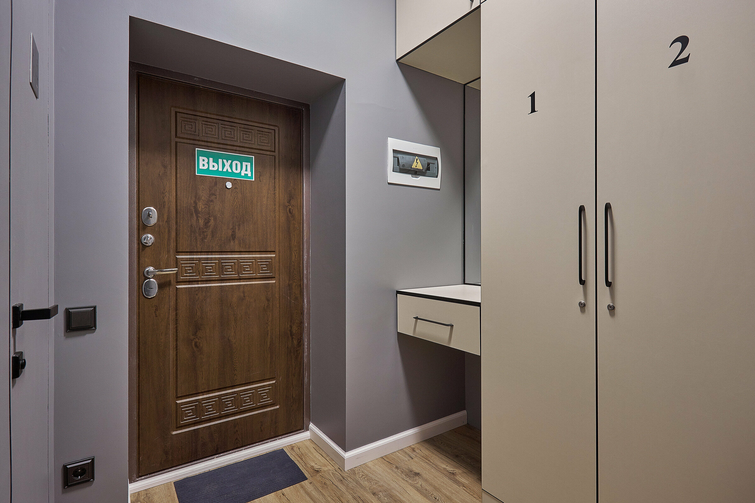 Двухкомнатный номер на первом этаже ( кухня общая)