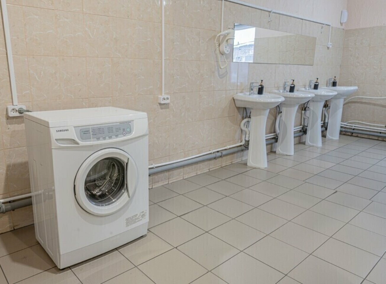 Односпальная кровать в общем номере для женщин