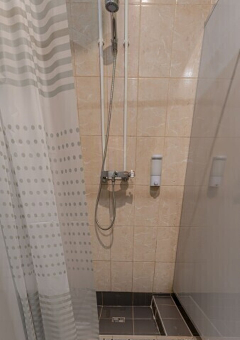 Односпальная кровать в общем номере для женщин