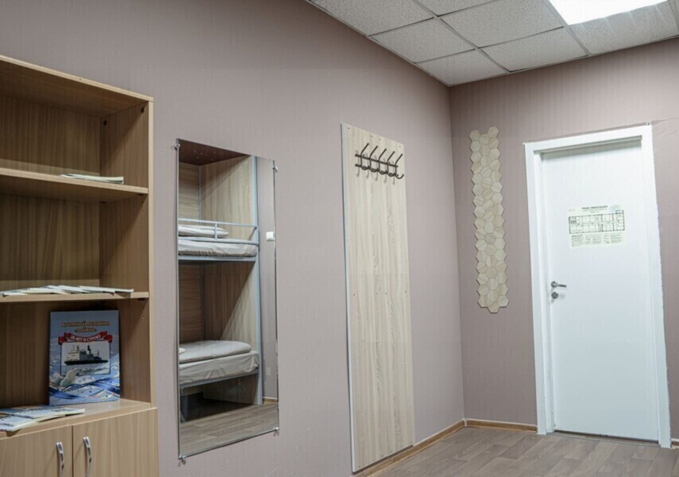 Односпальная кровать в общем номере для женщин