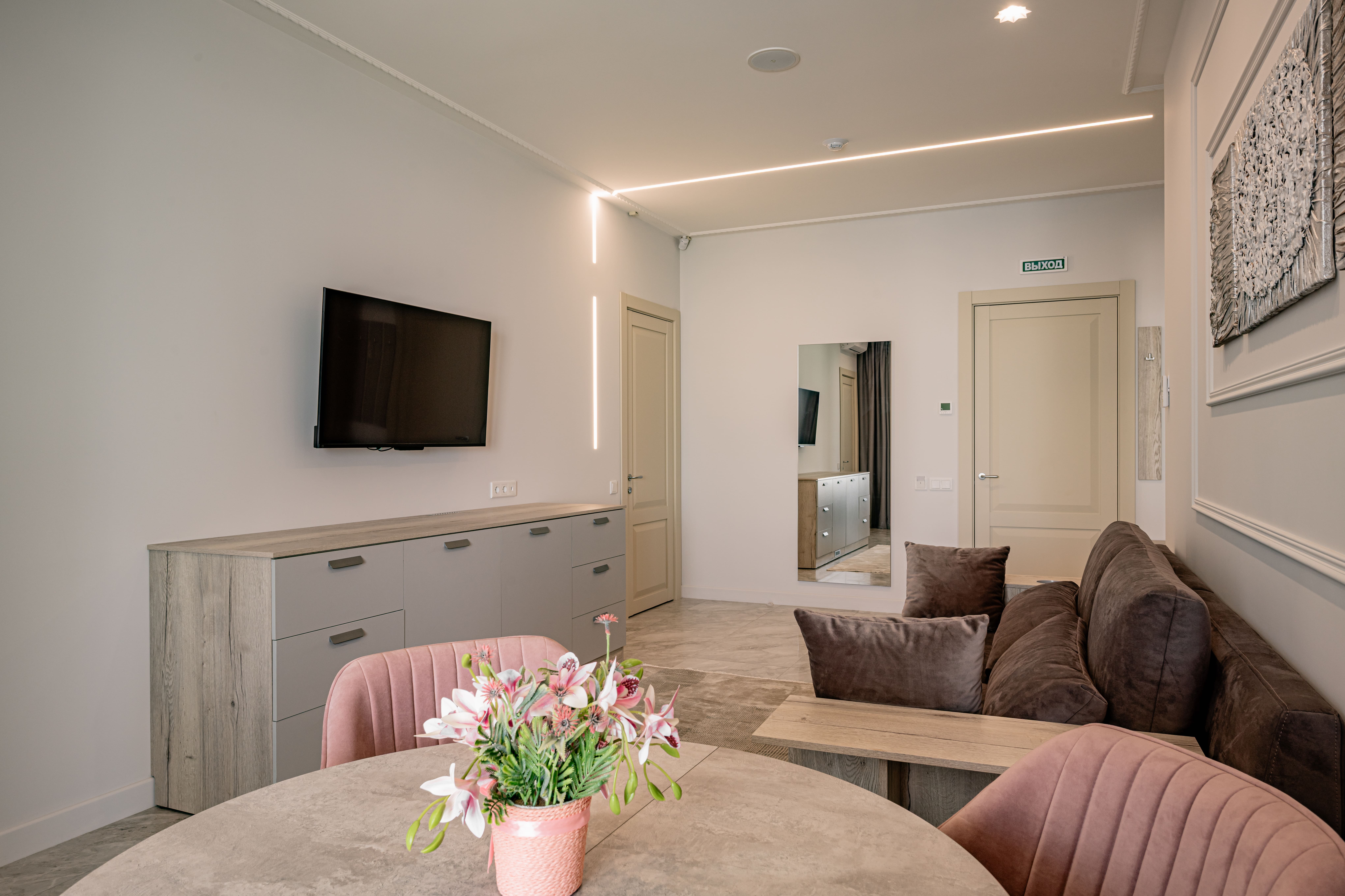 Делюкс с выходом к бассейну и террасой