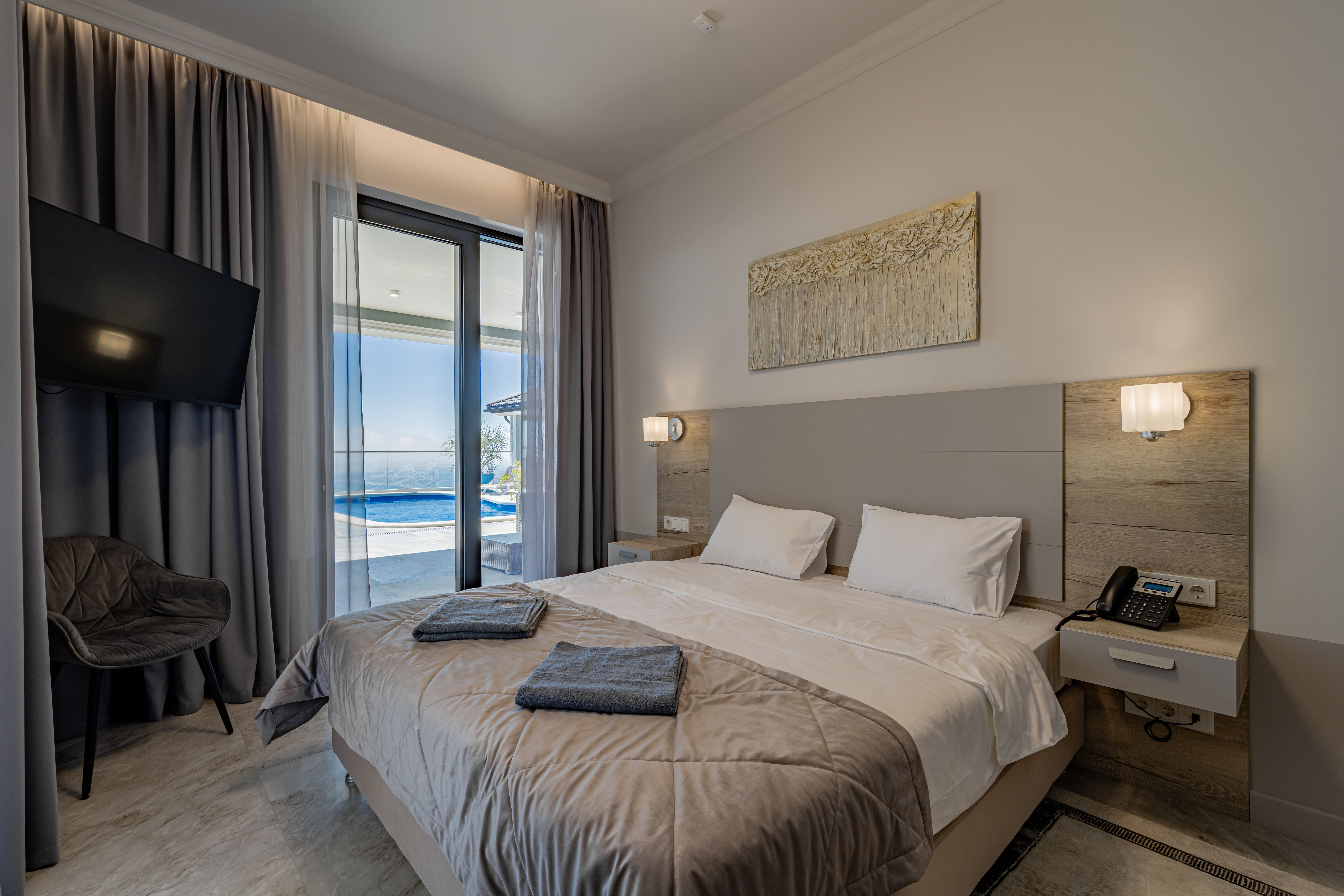 Делюкс с выходом к бассейну и террасой