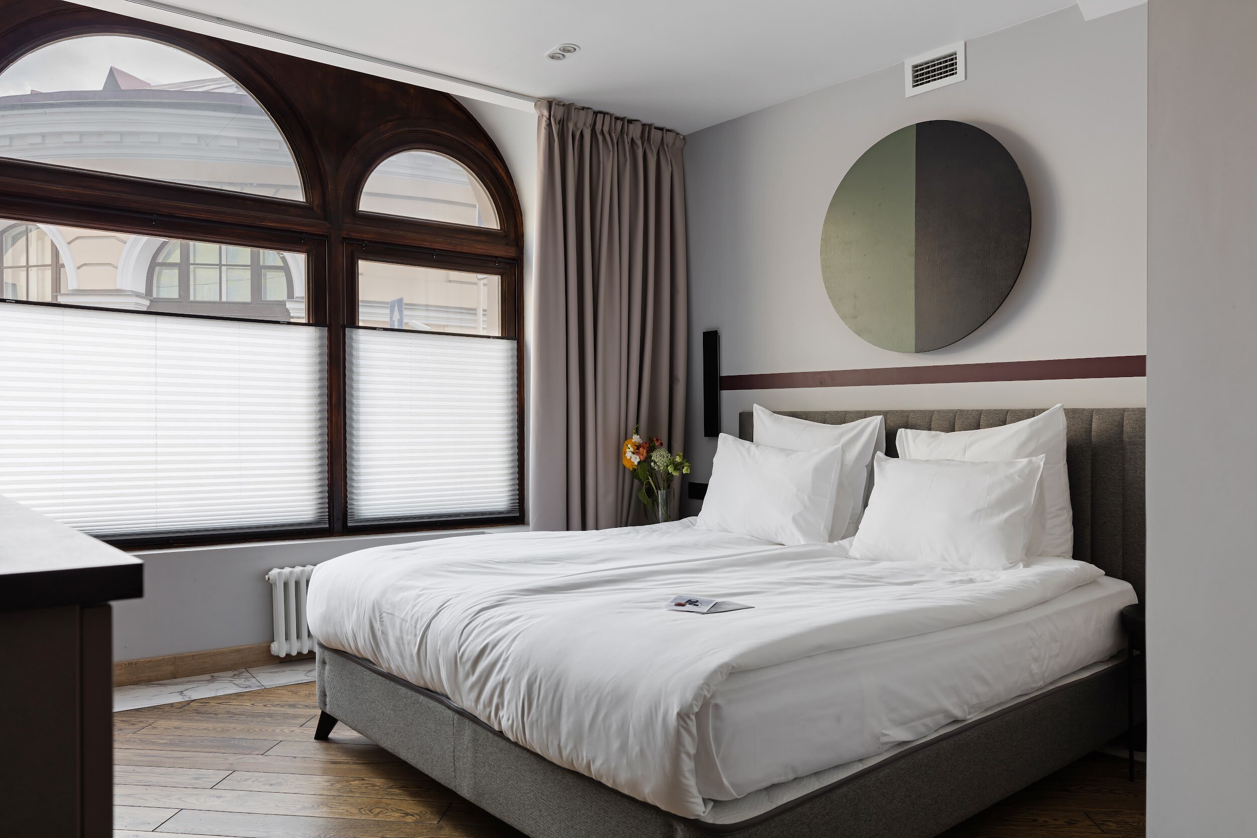 Номер с арочными окнами