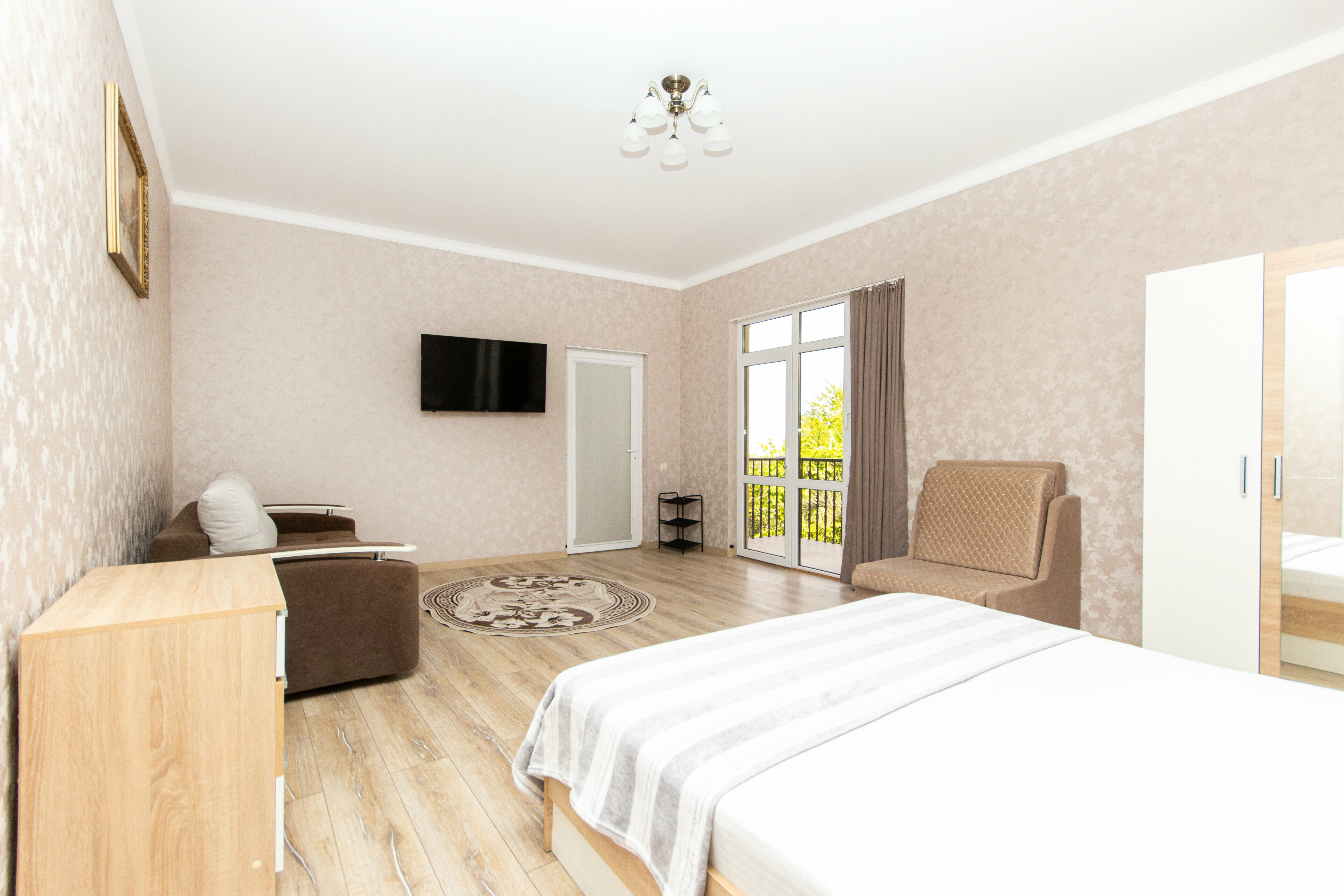 Семейный номер с отдельной кухней и балконом