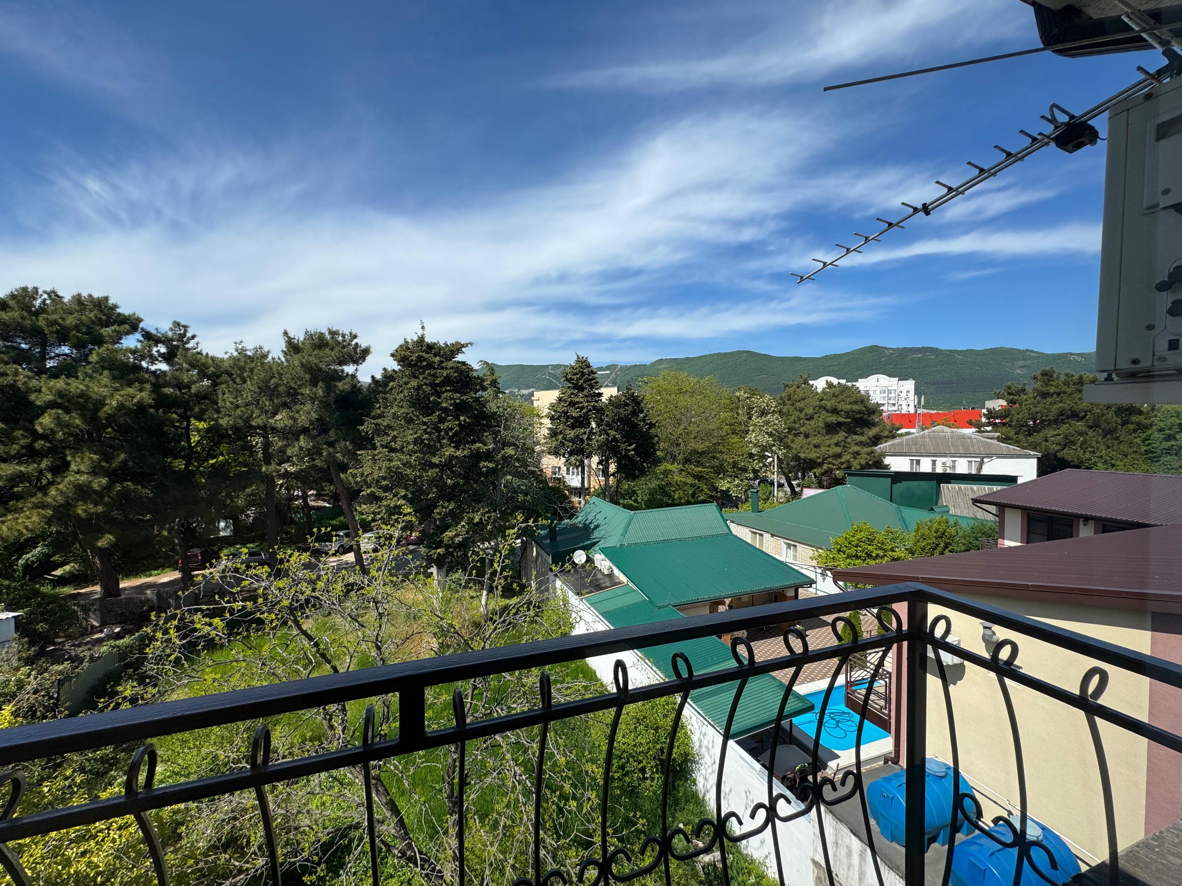 Трёхместный с индивидуальным балконом