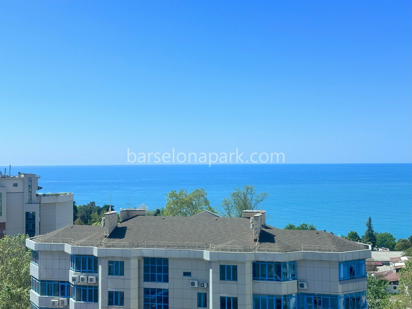 2 комнатный люкс! Прямой вид на море! До пляжа и набережной 5 минут пешком!