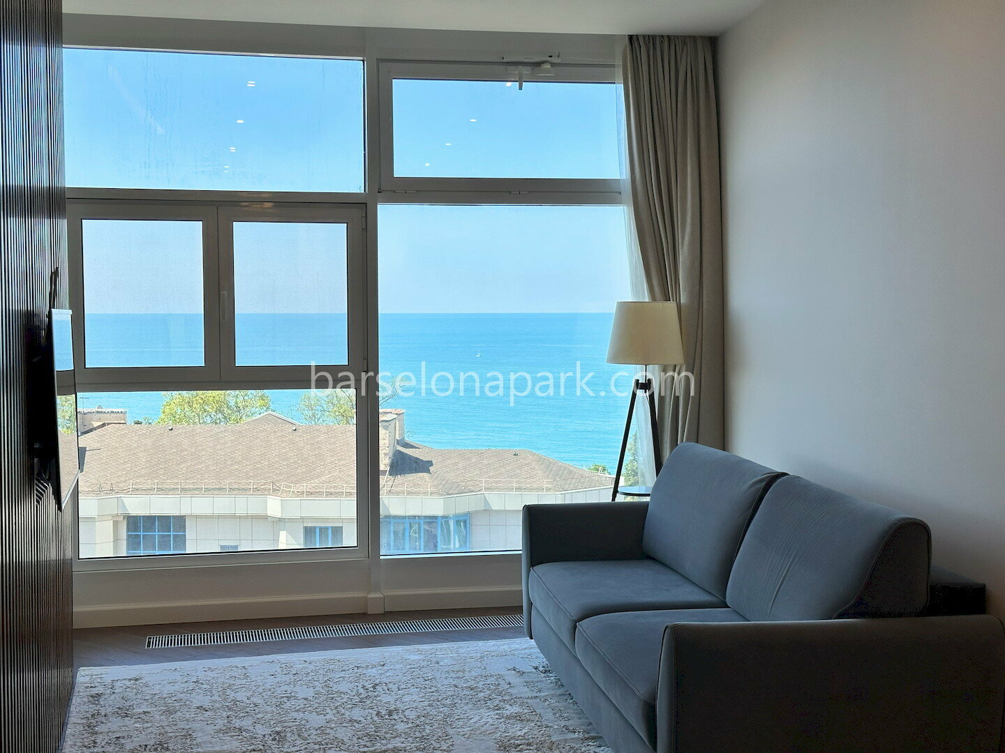 2 комнатный люкс! Прямой вид на море! До пляжа и набережной 5 минут пешком!