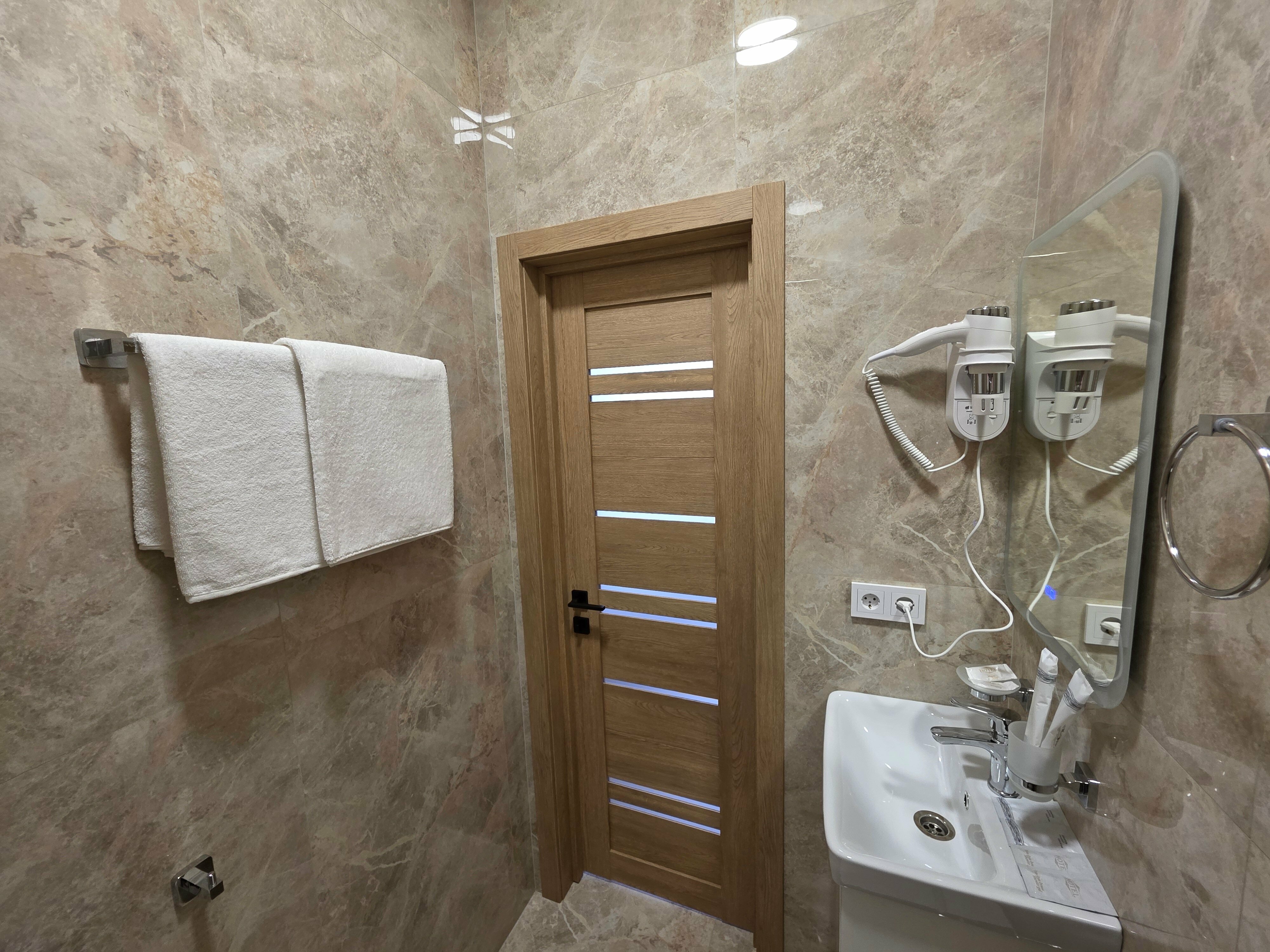 СЕМЕЙНЫЙ ДВУХКОМНАТНЫЙ  с кроватями TWIN/DBL  с двуспальным диваном