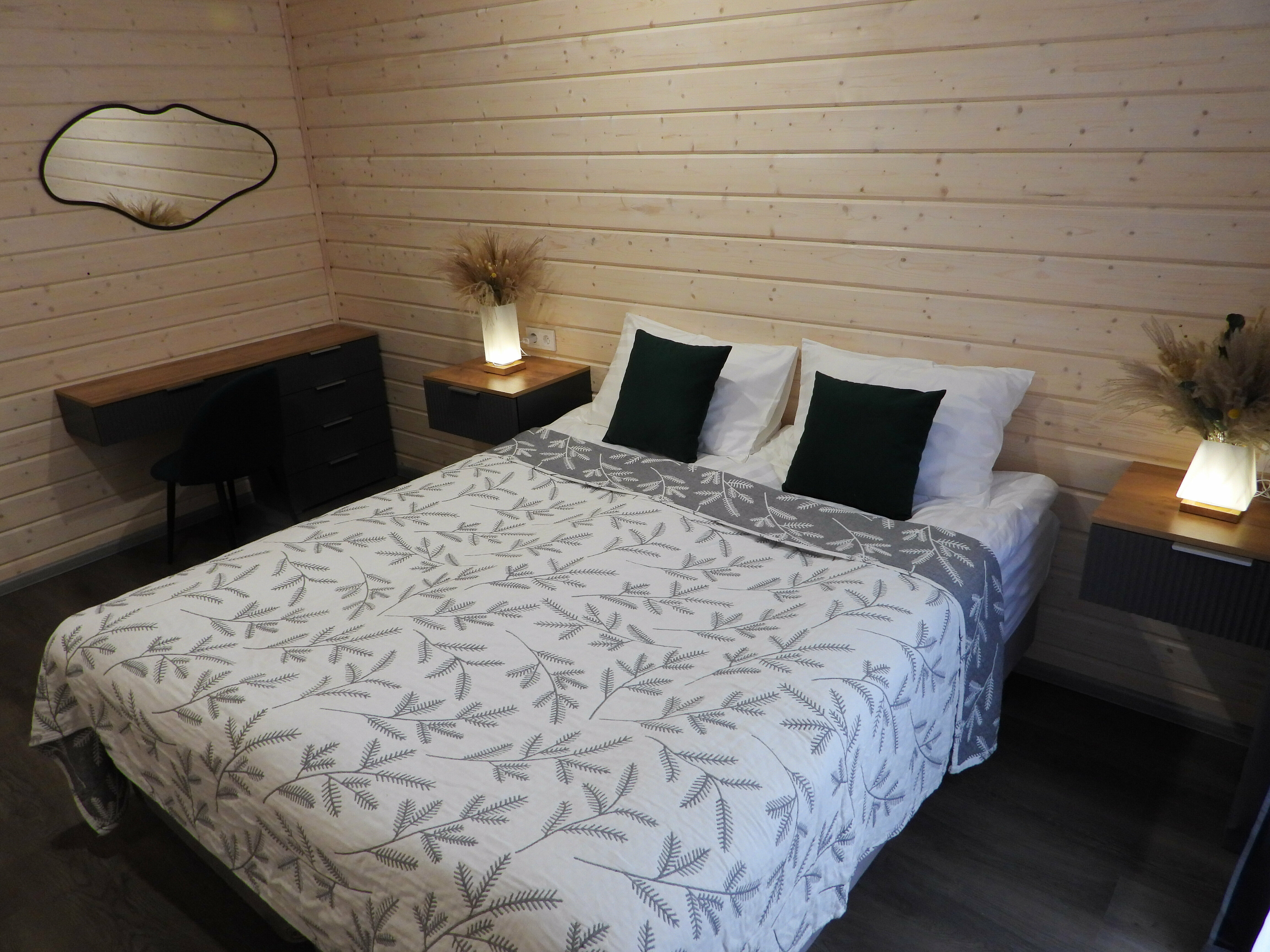 Домик у пруда