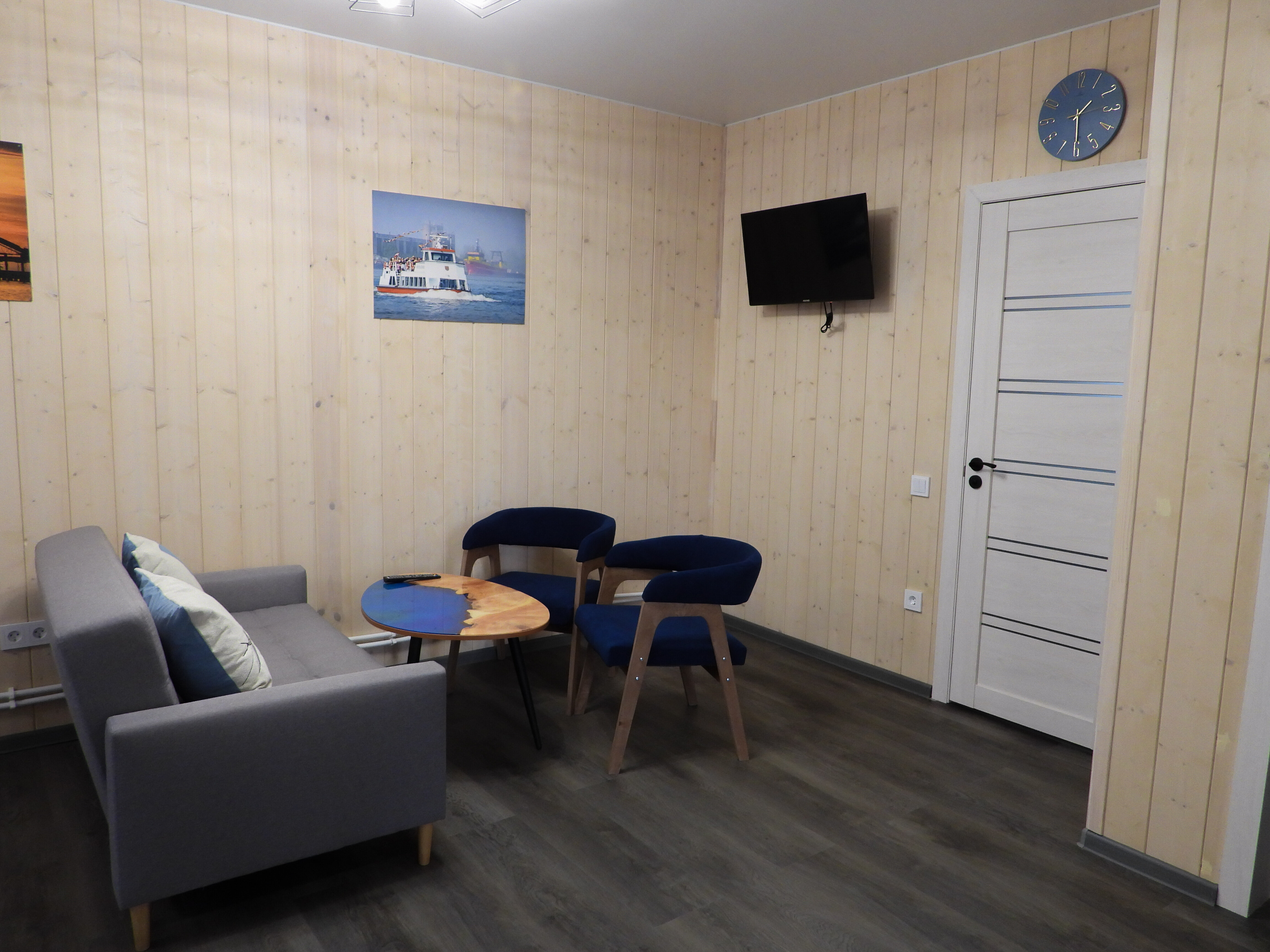 Домик у пруда