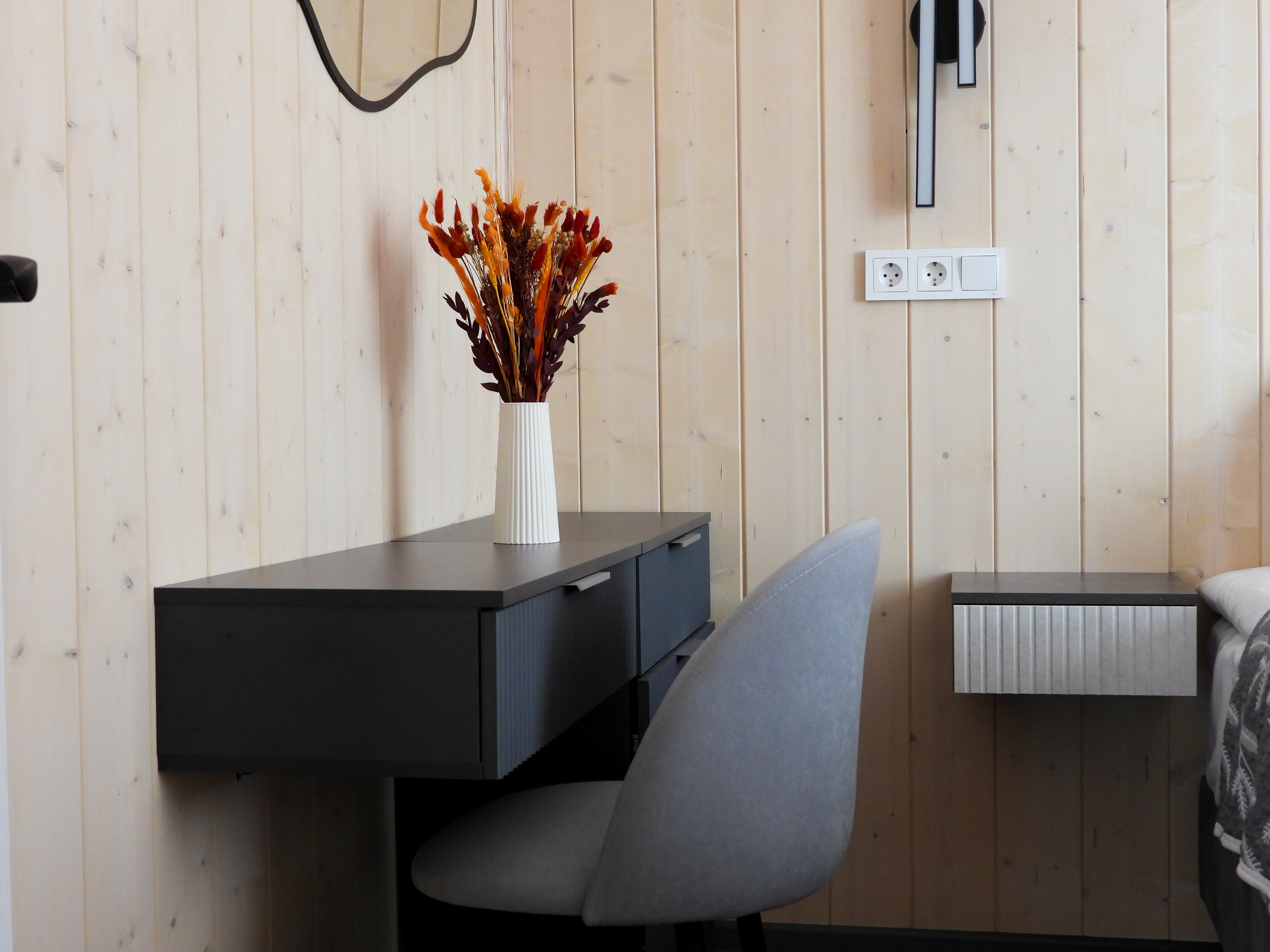 Домик у пруда