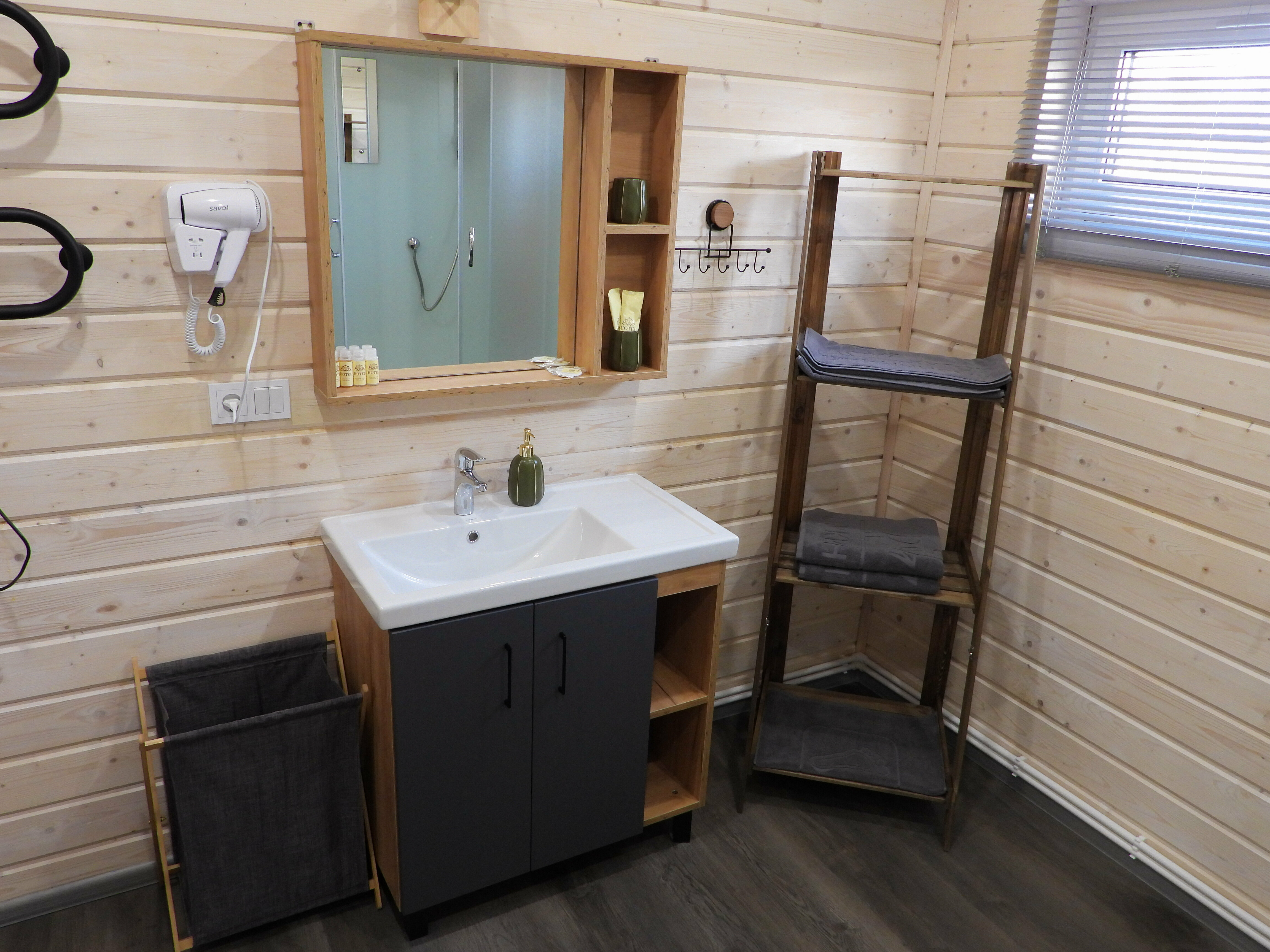 Домик у пруда