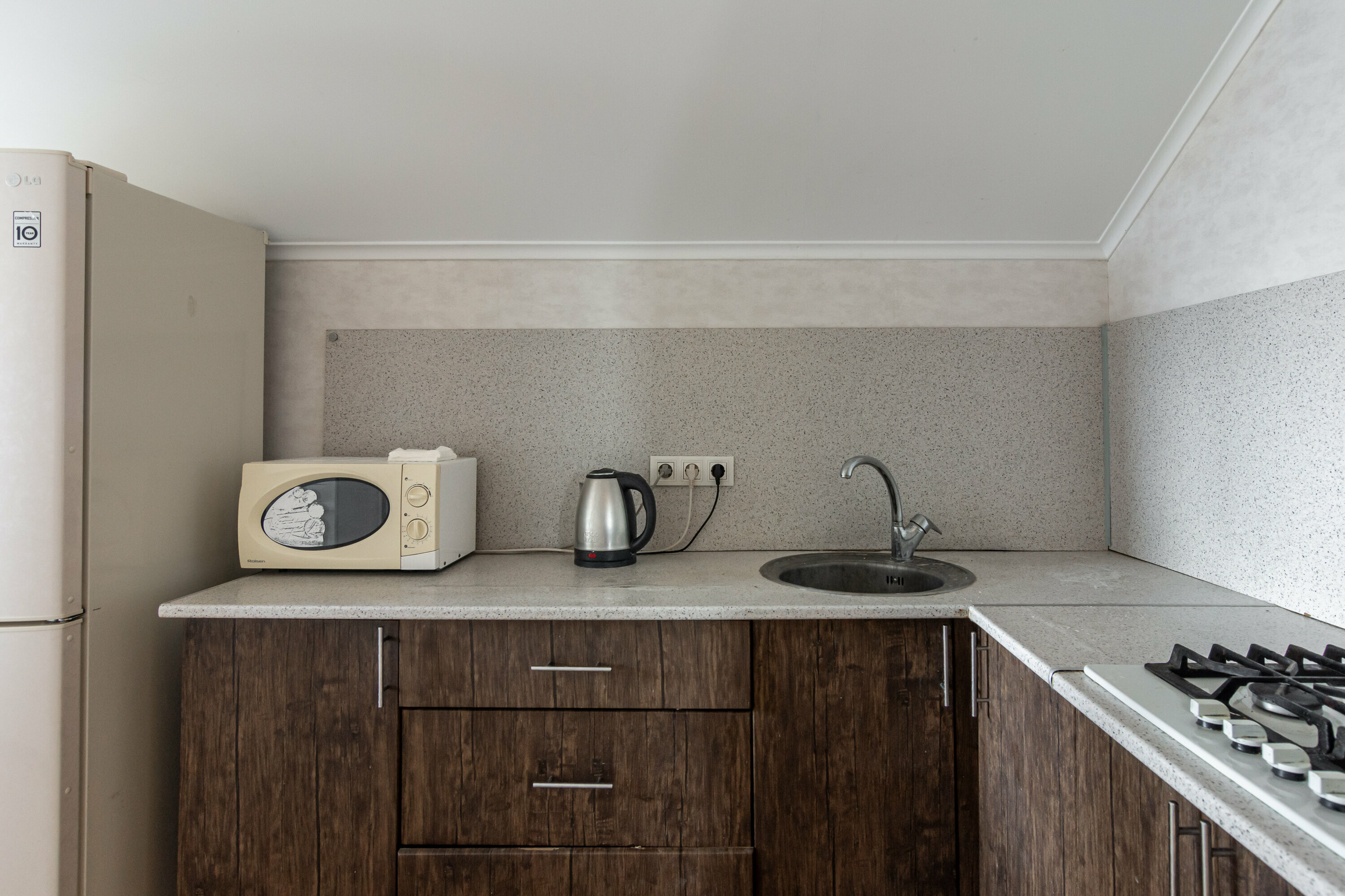 Двухместный номер эконом с видом на море и санузлом на 2 номера, на этаже.