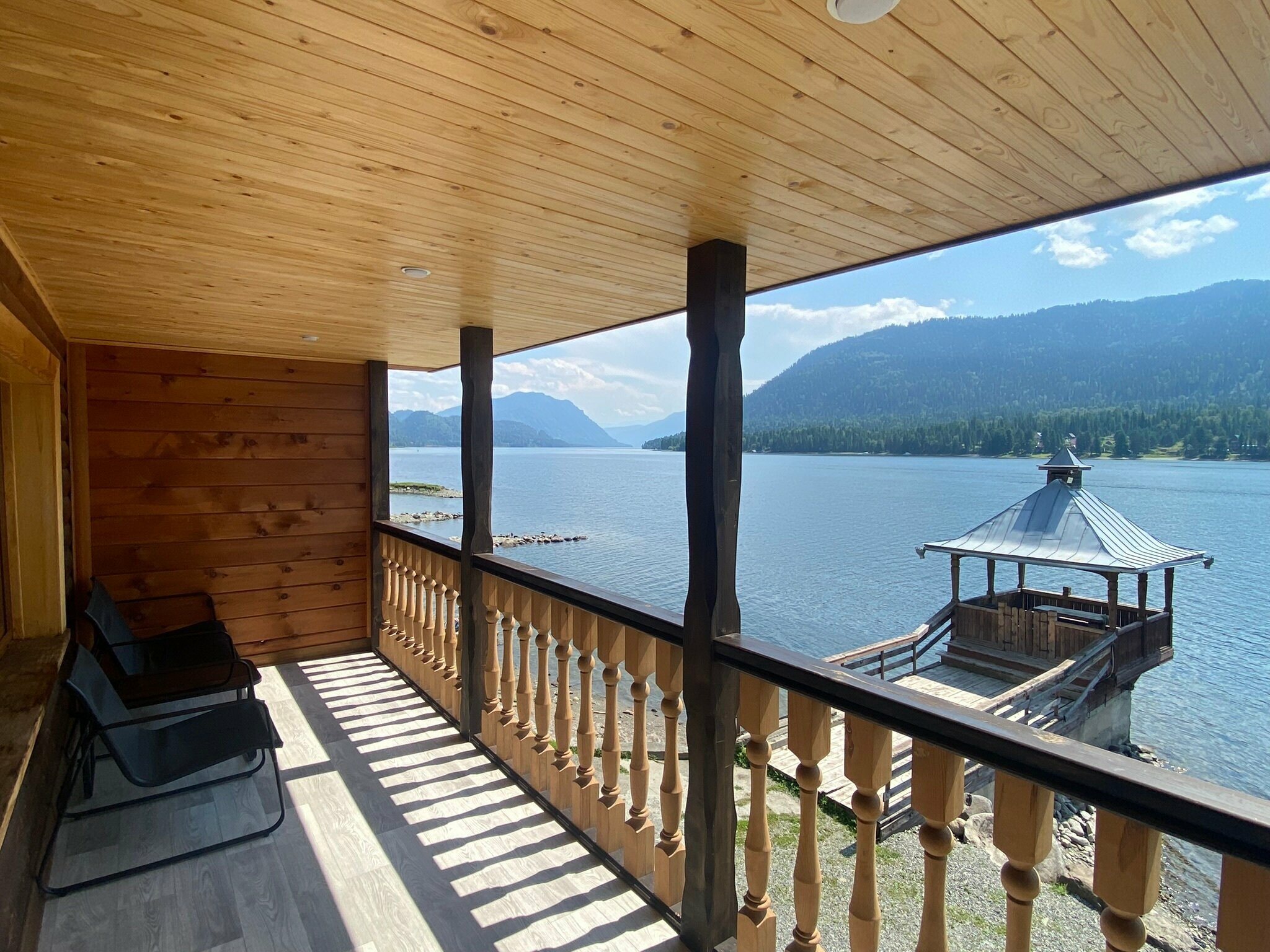 Двухкомнатный номер с балконом и видом на озеро