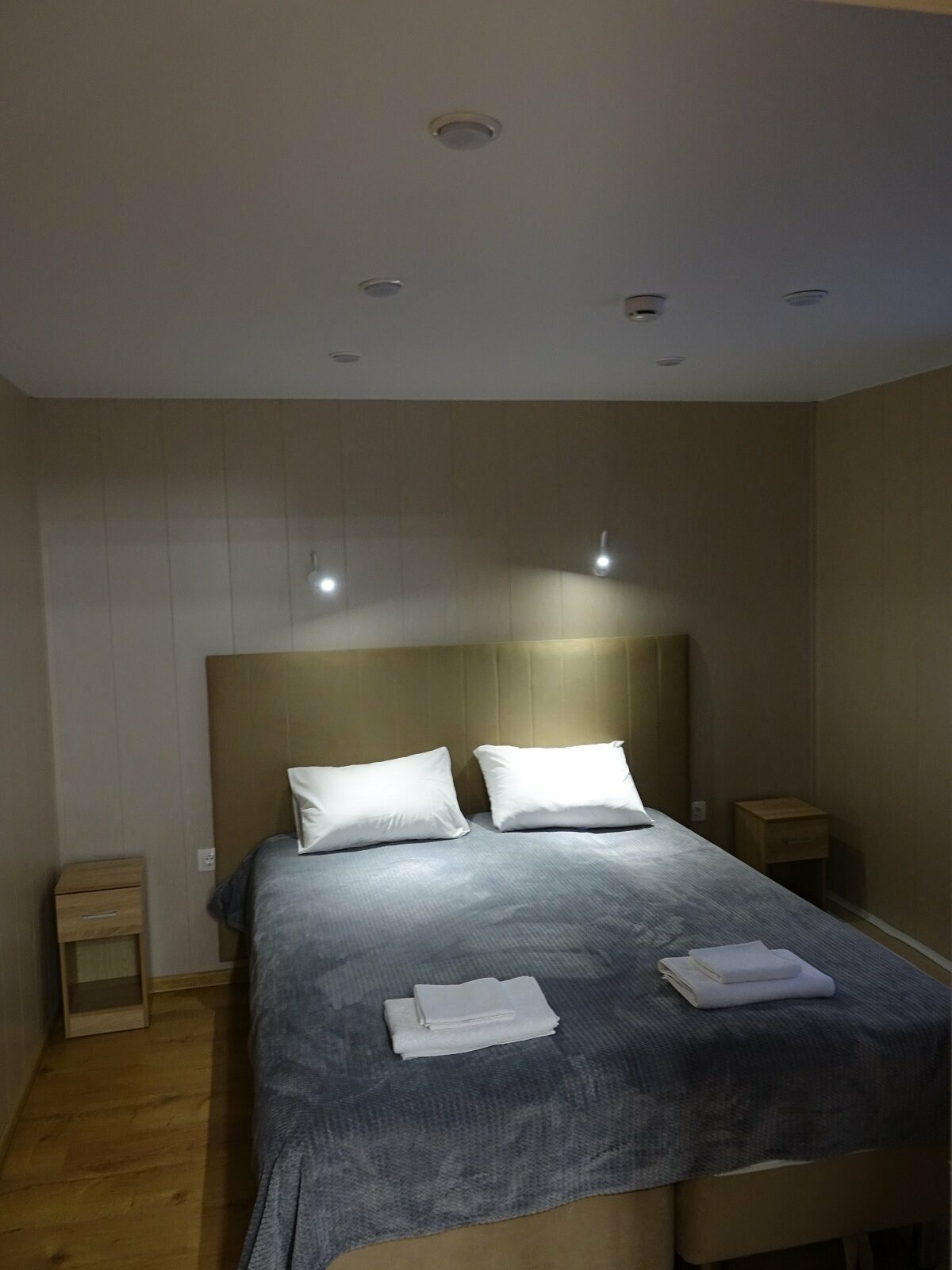 2х-комнатный номер с 1 двуспальной кроватью и 1 односпальной кроватью. Санузел (душ) 27