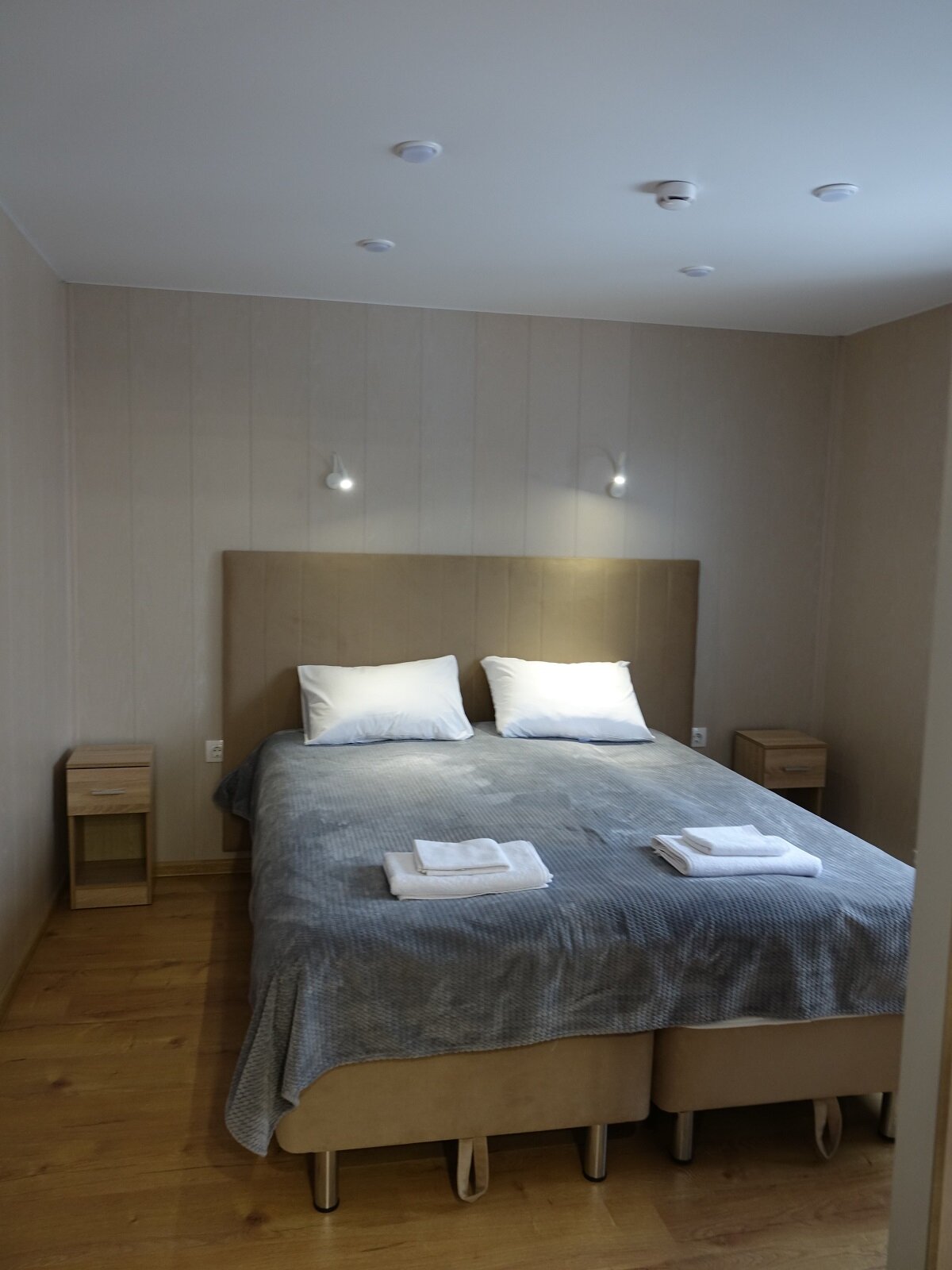 2х-комнатный номер с 1 двуспальной кроватью и 1 односпальной кроватью. Санузел (душ) 27