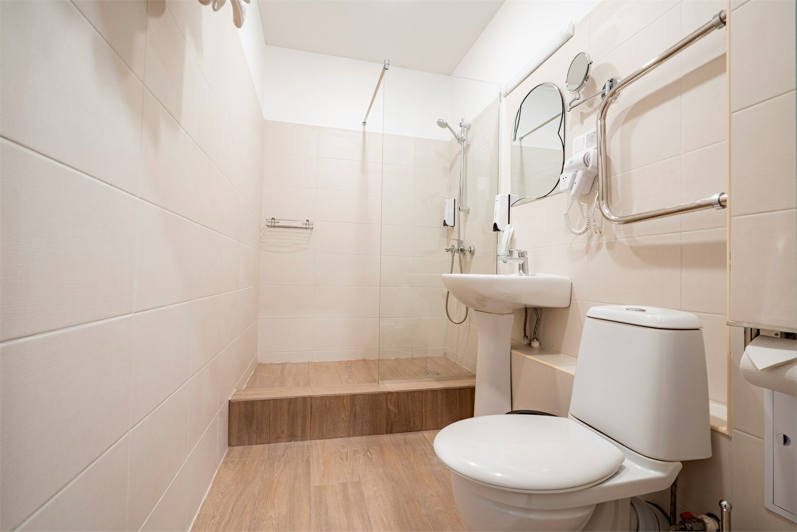 Джуниор Сьют четырехместный двухкомнатный (КОРПУС 7)