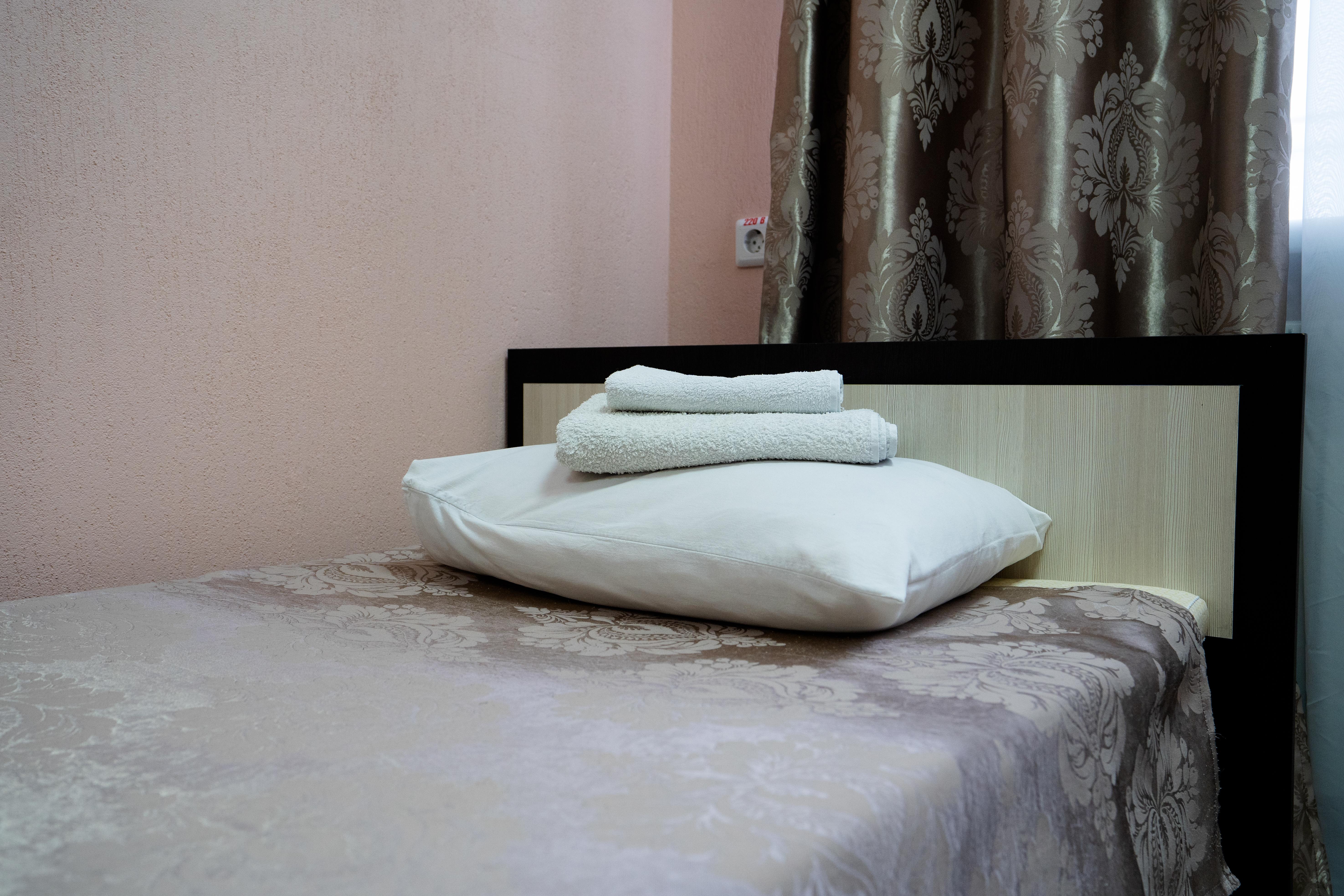 Стандартный двухместный номер с 2 отдельными кроватями и общей ванной комнатой