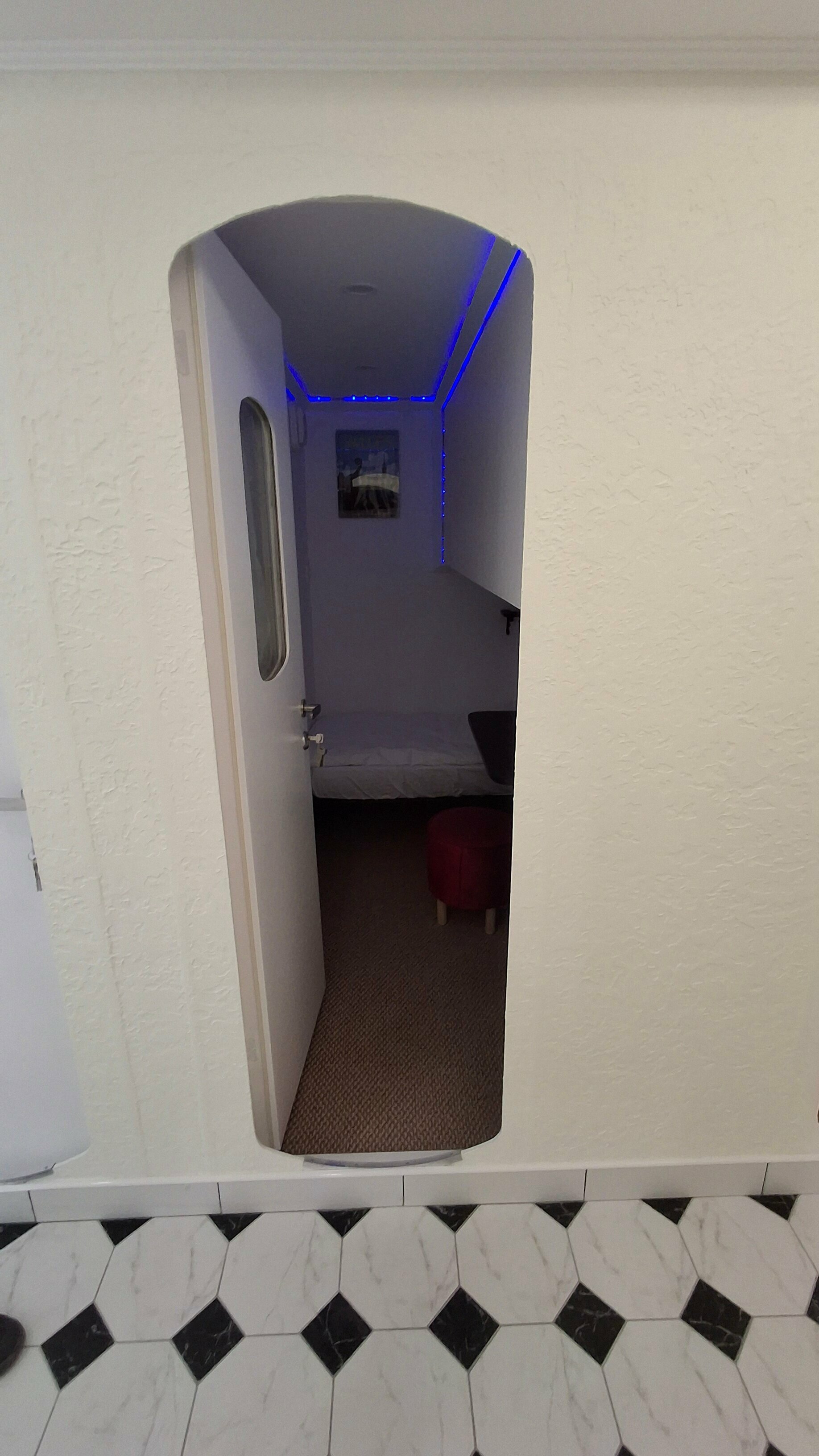 Улучшенный одноместный микро Лофт нижний без окна